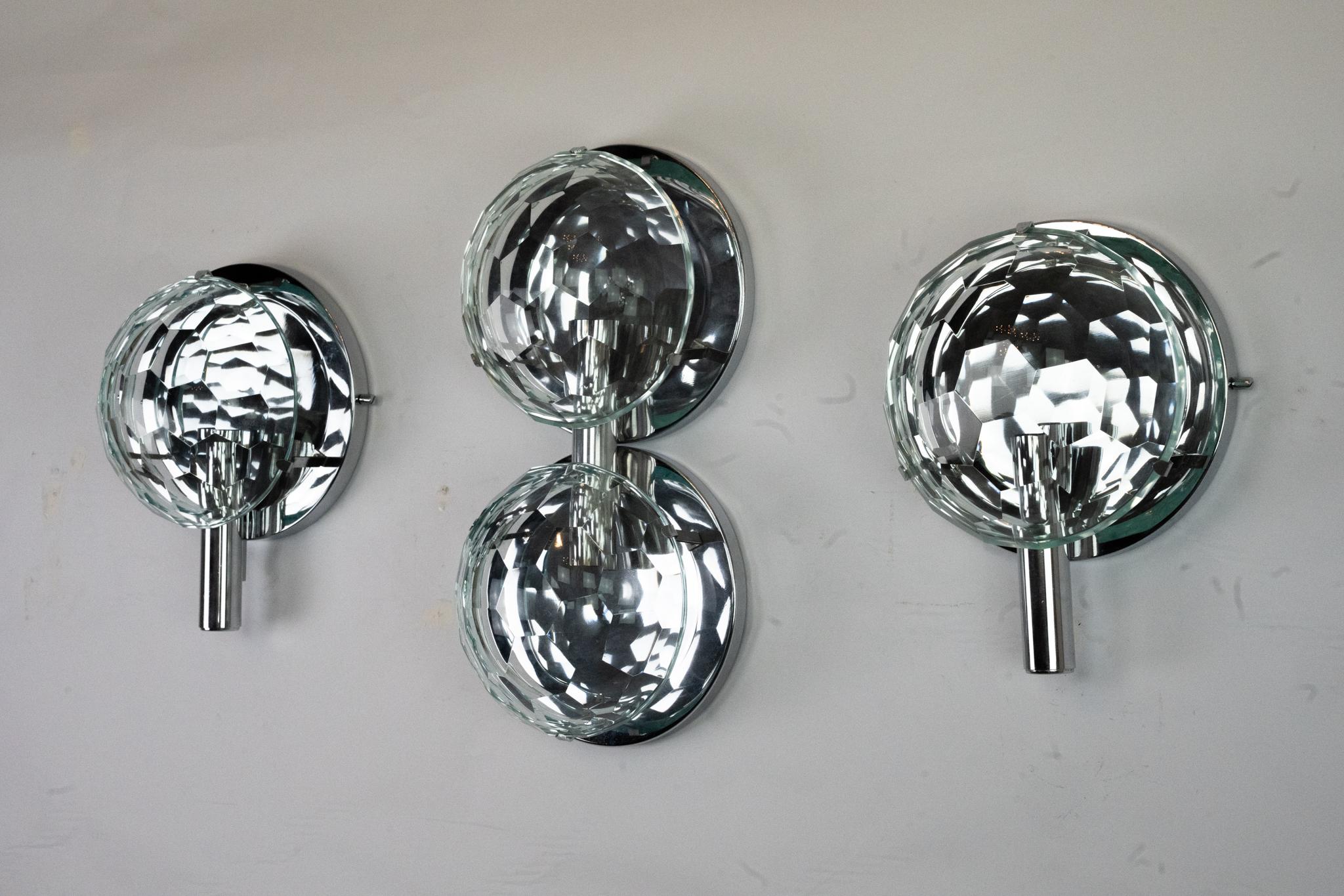 Juego de tres apliques Cristal Arte en cromo y cristal tallado. Italia Años 70 en Bueno estado para la venta en Catania, CT