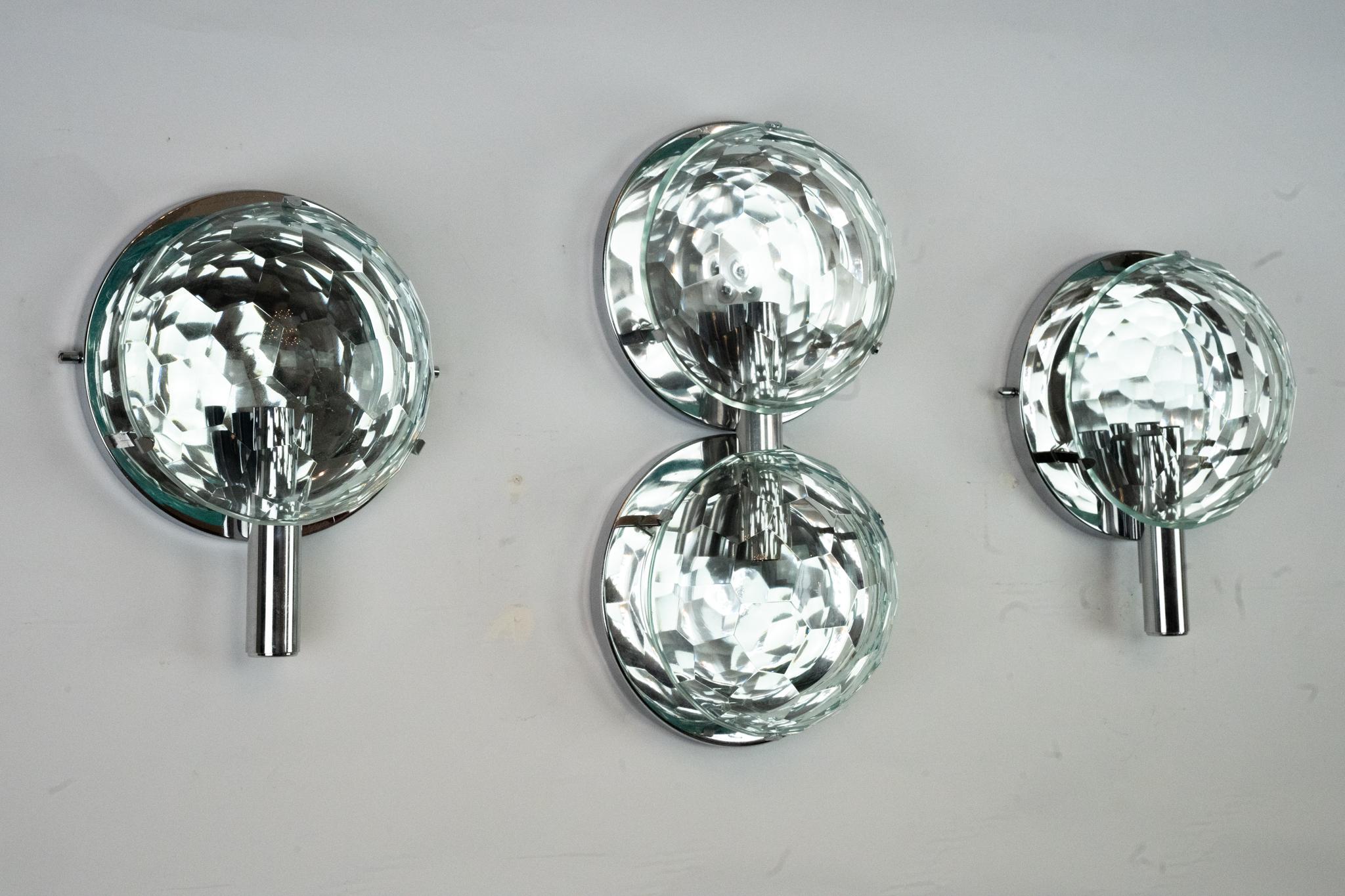 Juego de tres apliques Cristal Arte en cromo y cristal tallado. Italia Años 70 siglo XX en venta