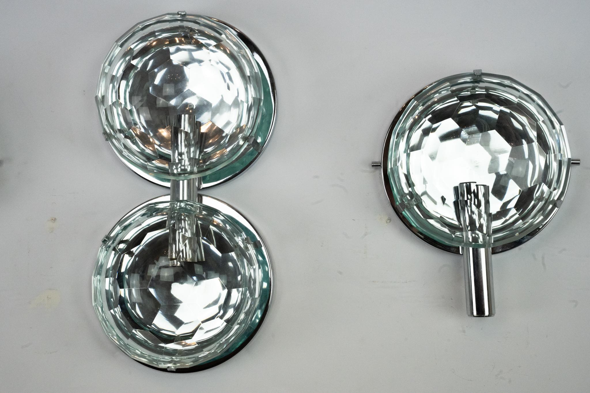 Juego de tres apliques Cristal Arte en cromo y cristal tallado. Italia Años 70 Vidrio cortado en venta