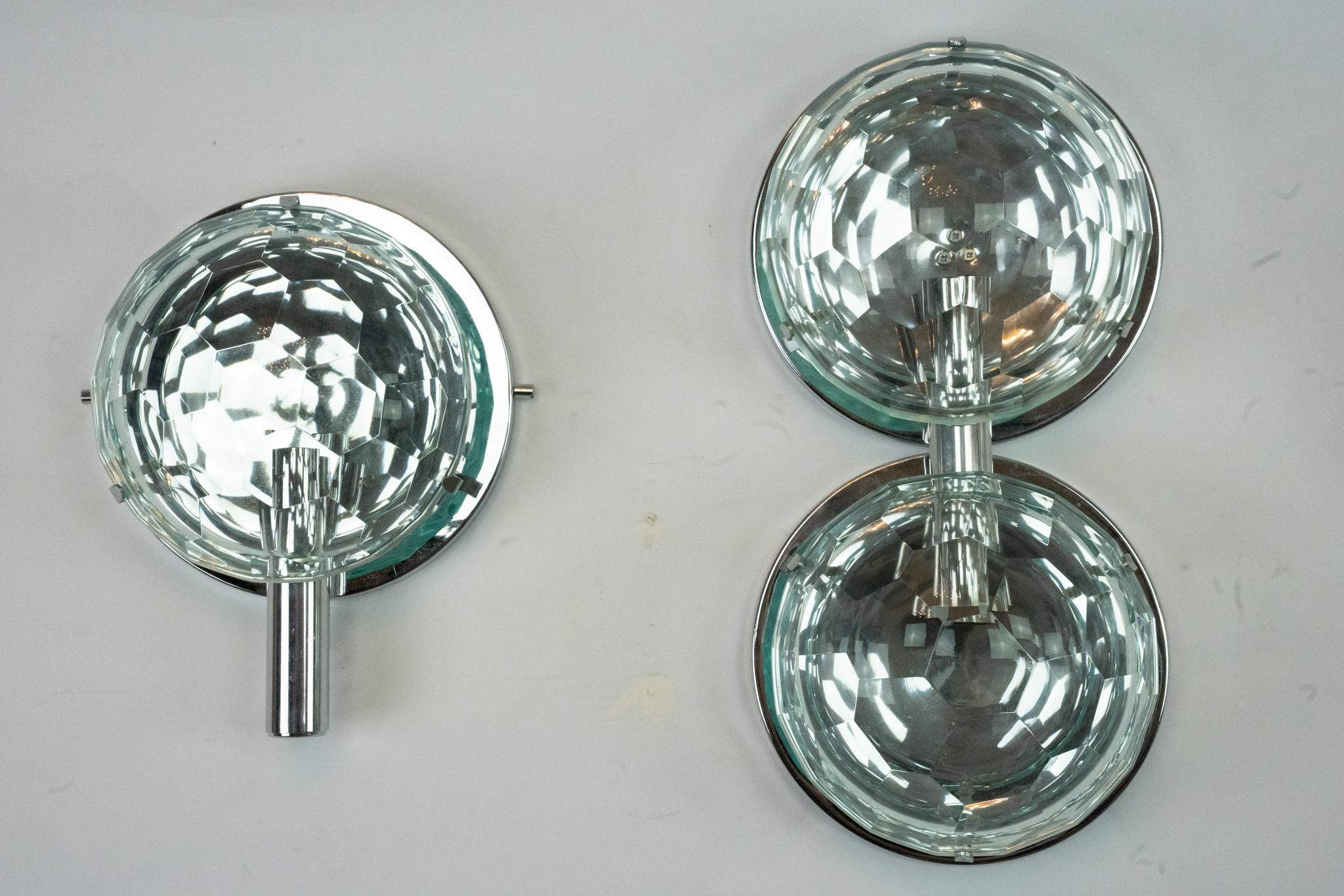 Juego de tres apliques Cristal Arte en cromo y cristal tallado. Italia Años 70 en venta 1