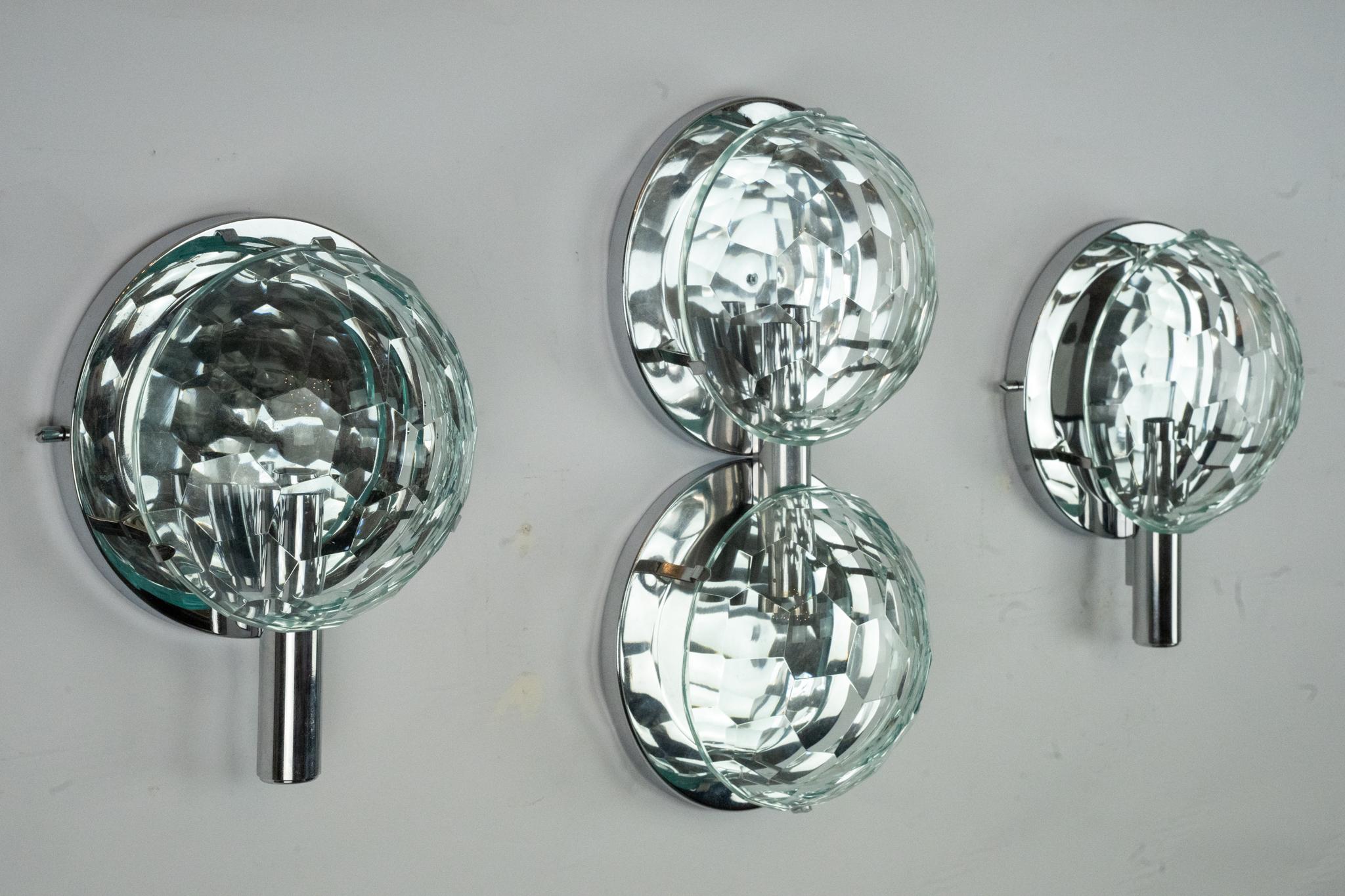 Juego de tres apliques Cristal Arte en cromo y cristal tallado. Italia Años 70 en venta 2