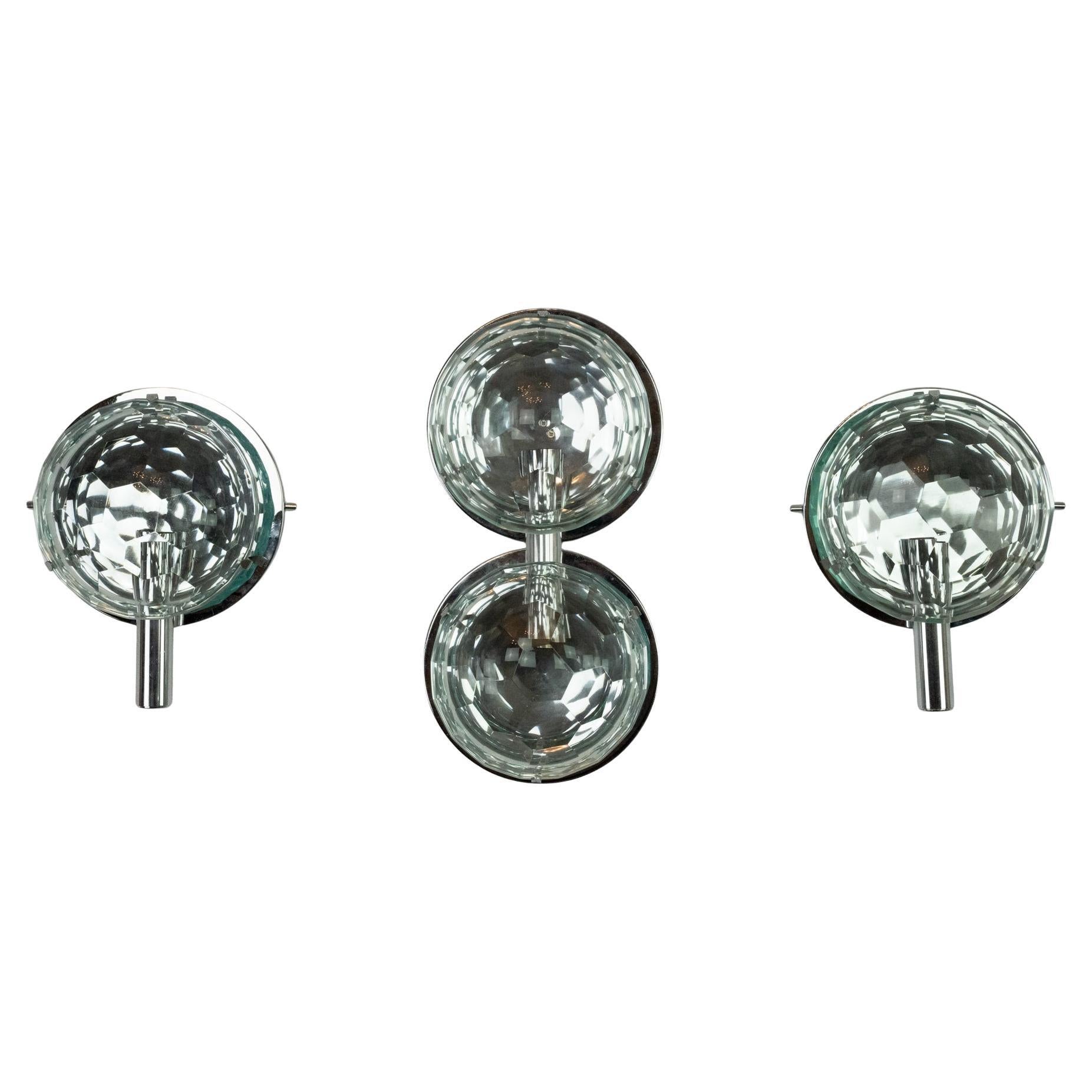Juego de tres apliques Cristal Arte en cromo y cristal tallado. Italia Años 70