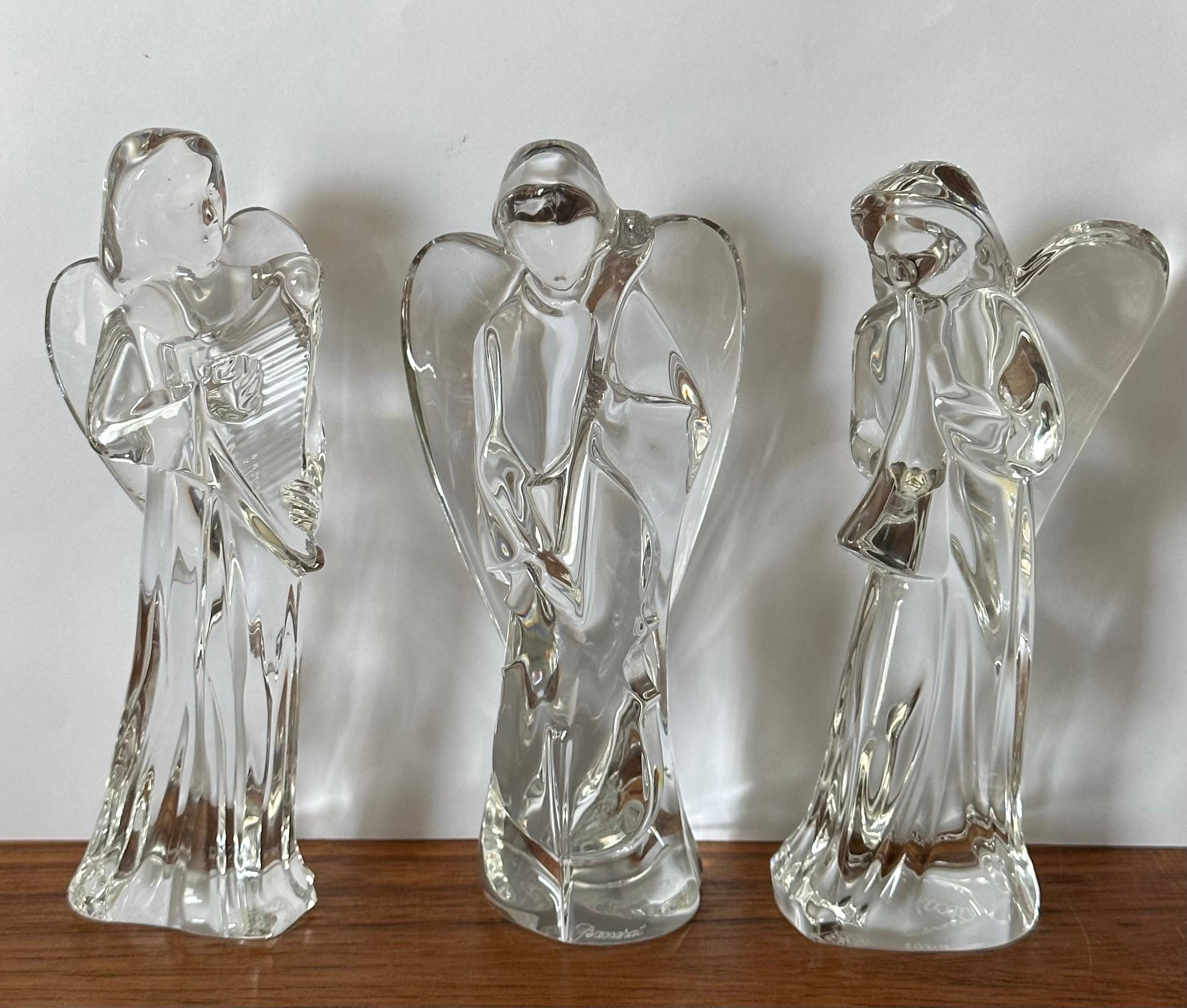 Set von drei Kristall-Engeln, die Instrumente spielen, von Baccarat (Französisch) im Angebot