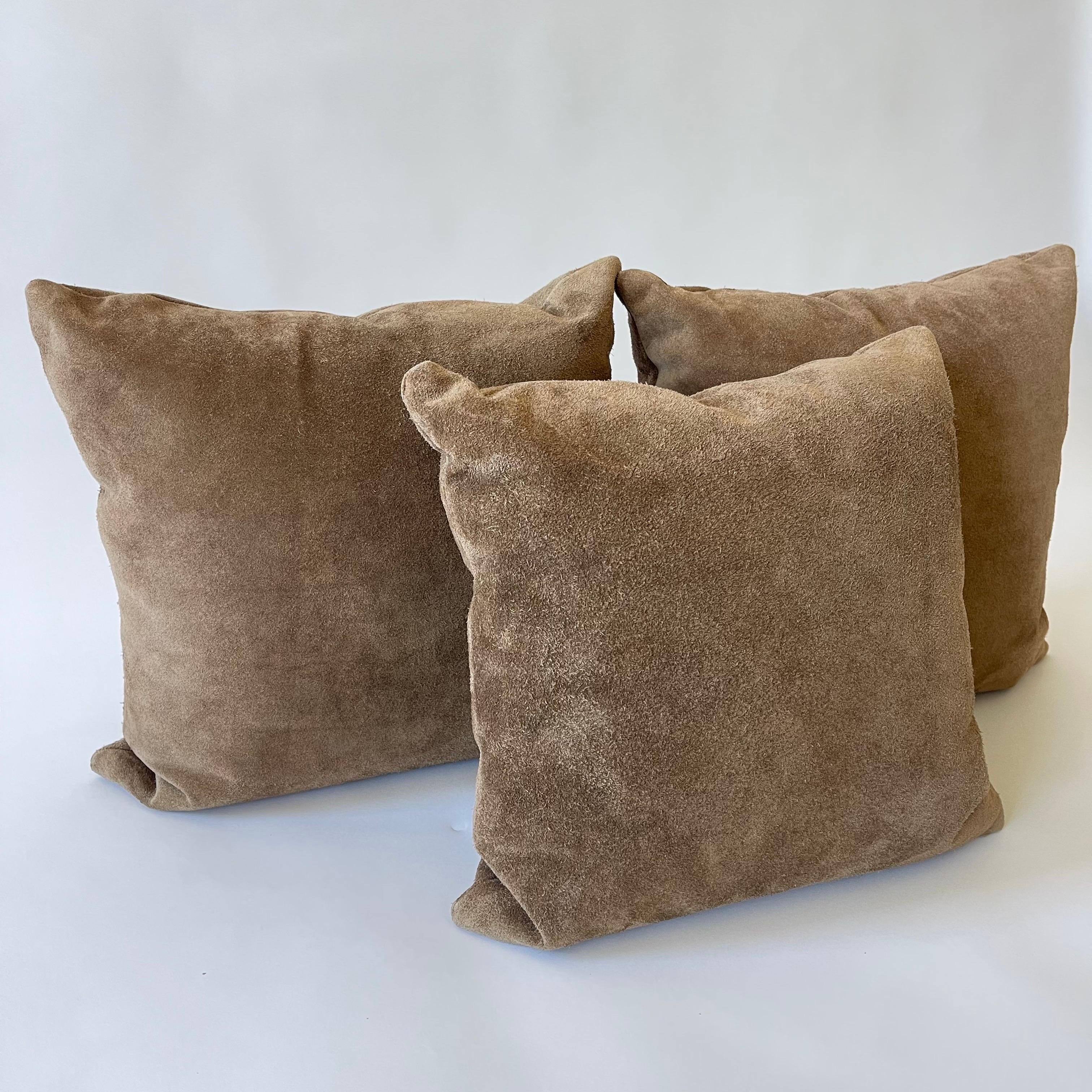 Set di tre cuscini moderni organici su misura, realizzati in pelle scamosciata marrone cioccolato su entrambi i lati con cerniere nascoste.  Questo set comprende due cuscini coordinati di 19
