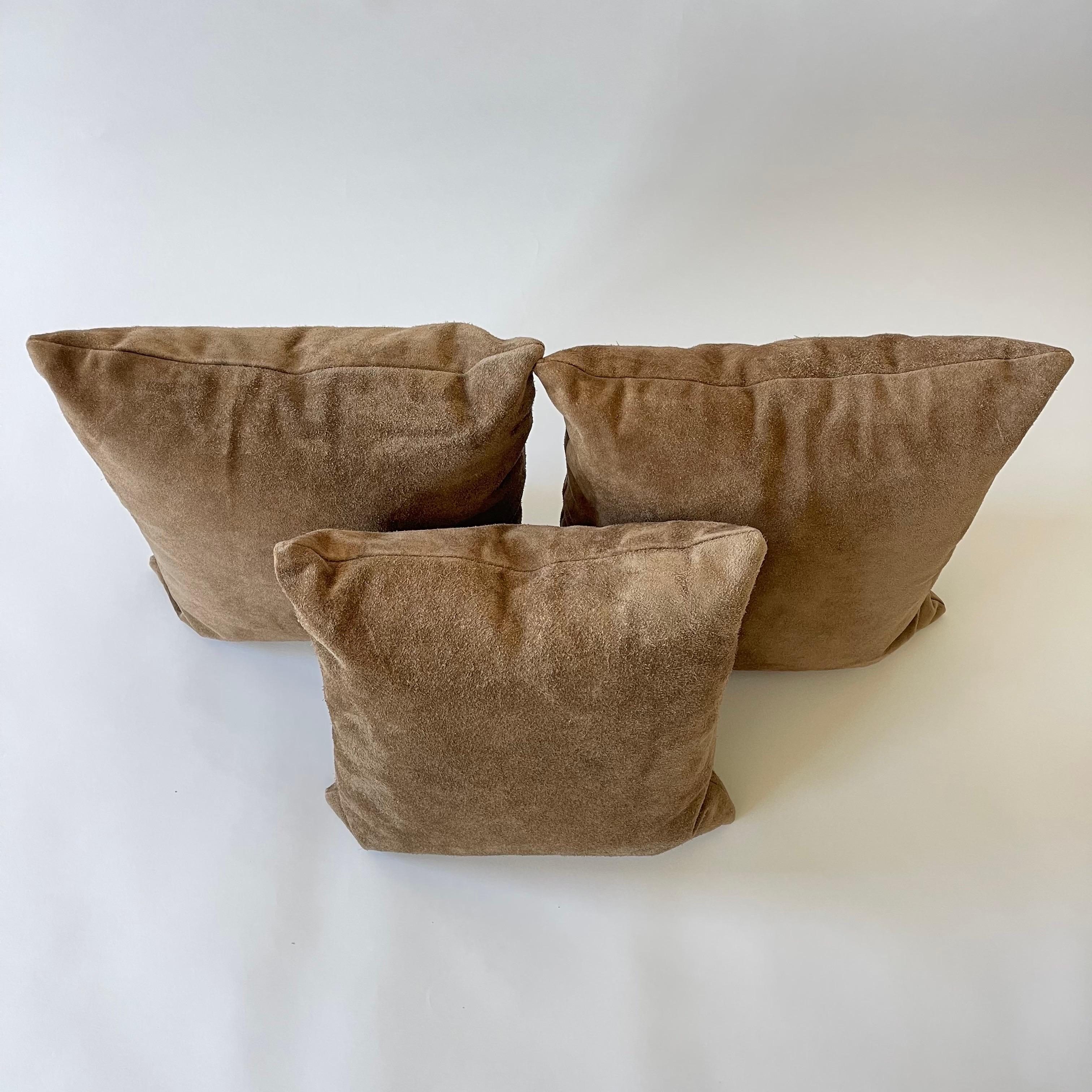 Americano Set di tre cuscini personalizzati in pelle scamosciata marrone cioccolato in vendita