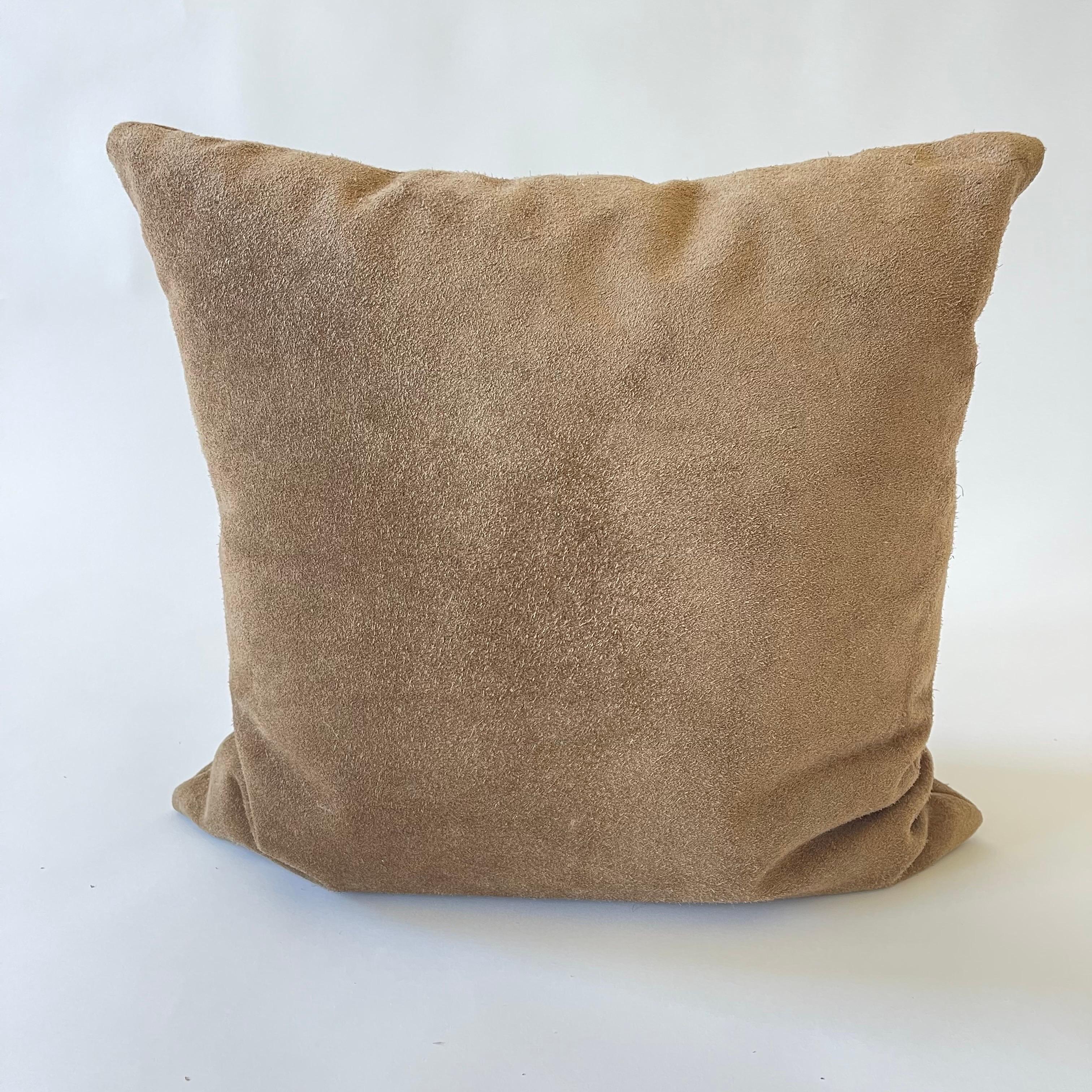 Set di tre cuscini personalizzati in pelle scamosciata marrone cioccolato in vendita 2