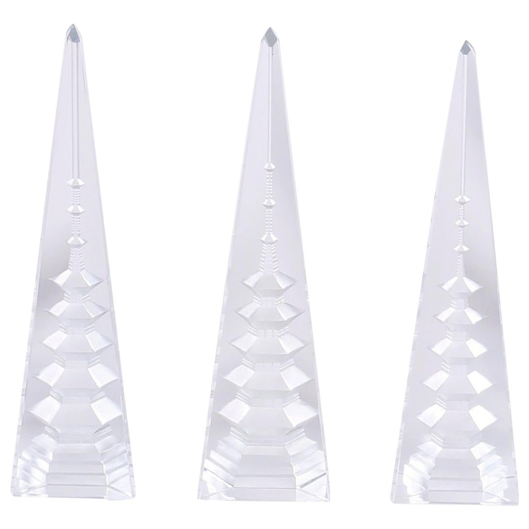 Set von drei Obelisken aus geschliffenem Kristall mit inneren Pagoden im Angebot