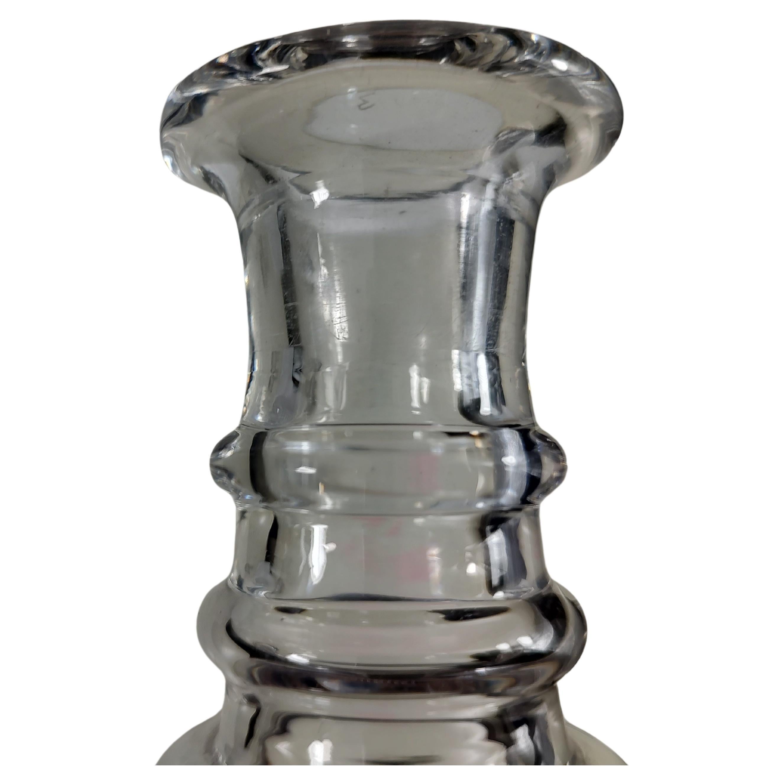 Exquisito juego de 3 botellas decantadoras de cristal tallado de la Stuart Glass Co. de Inglaterra c1940. En excelente estado vintage con un desgaste mínimo. Las botellas están firmadas en la base y dos tienen pegatinas de la casa de subastas