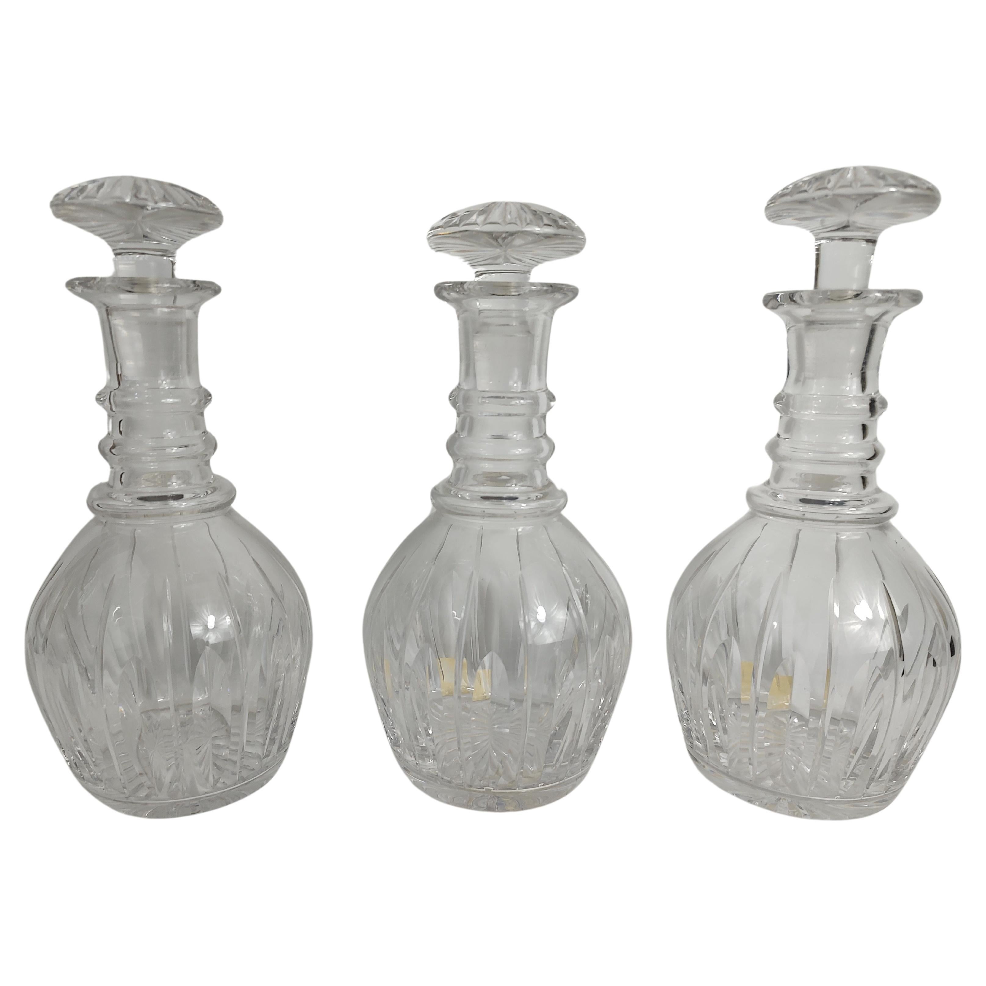 Juego de tres botellas decantadoras de cristal tallado de Stuart, C1945 Inglés en venta