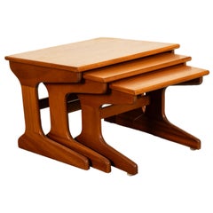 Ensemble de trois tables basses gigognes danoises en teck moderne du milieu du siècle 1960