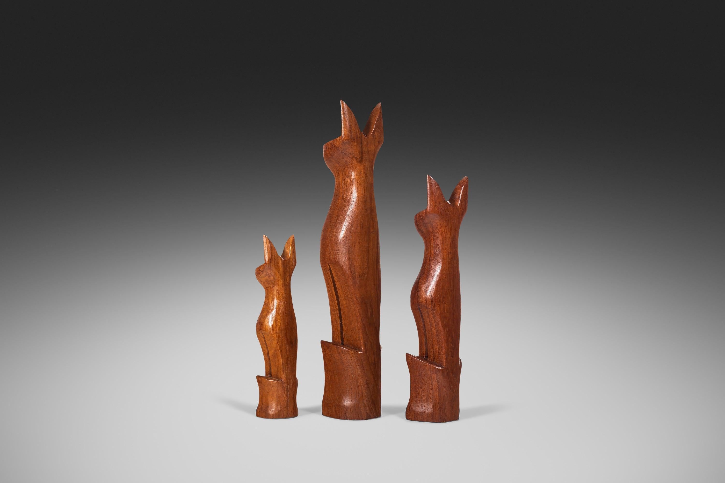 Set von drei modernen dänischen handgeschnitzten Katzenskulpturen aus Teakholz, Dänemark im Angebot 4