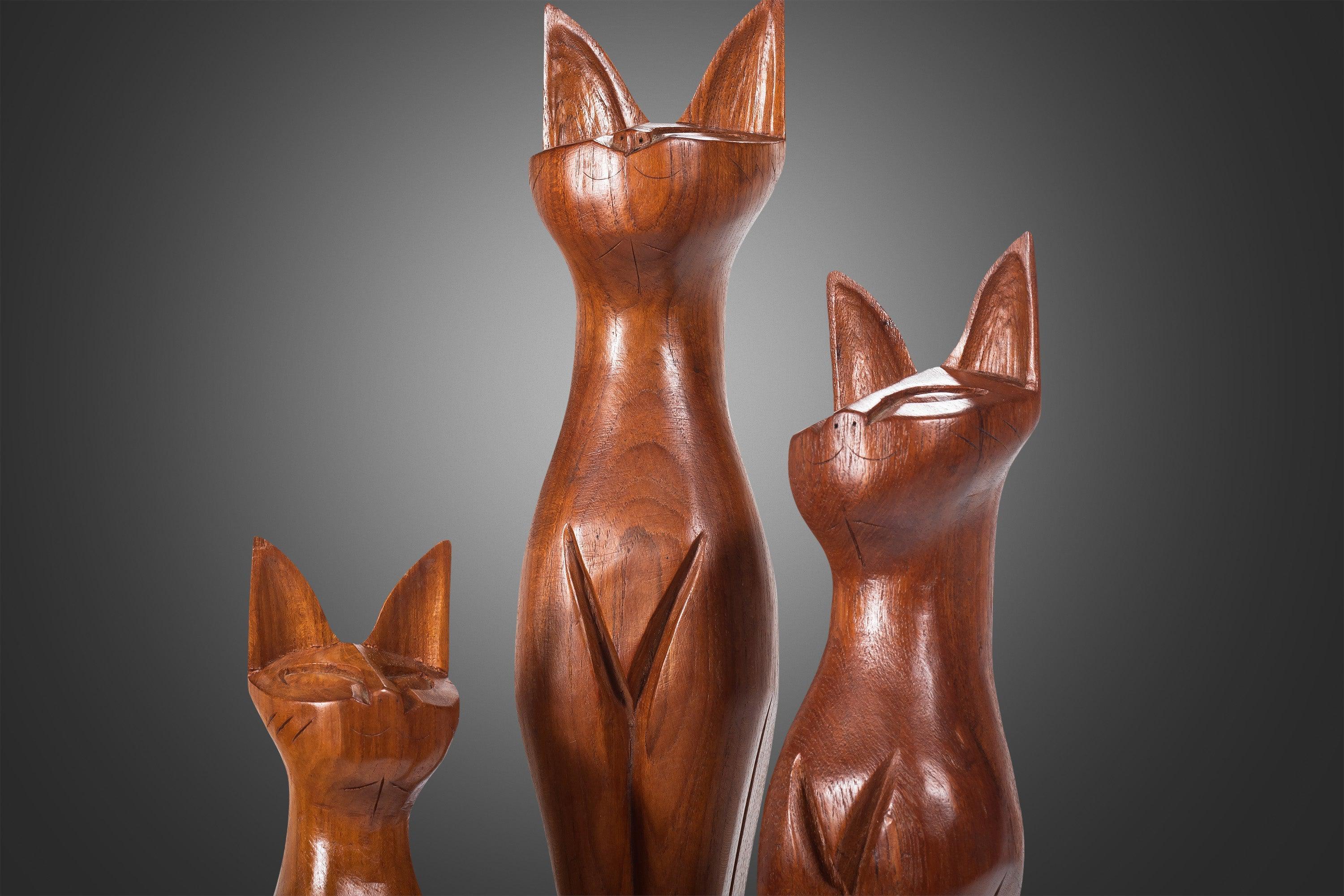 Set von drei modernen dänischen handgeschnitzten Katzenskulpturen aus Teakholz, Dänemark (Moderne der Mitte des Jahrhunderts) im Angebot