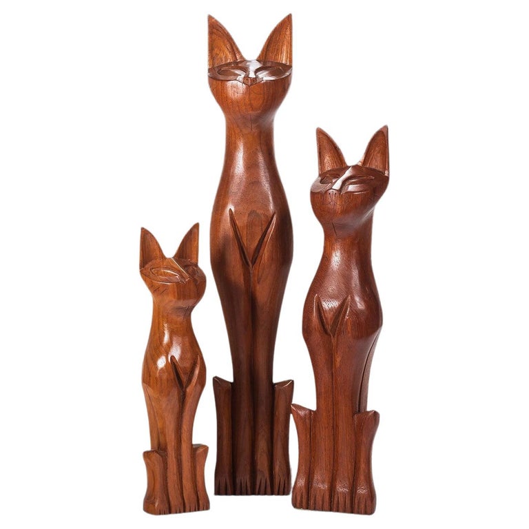 Ensemble de trois sculptures danoises modernes de chats en teck sculptées à  la main, Danemark En vente sur 1stDibs