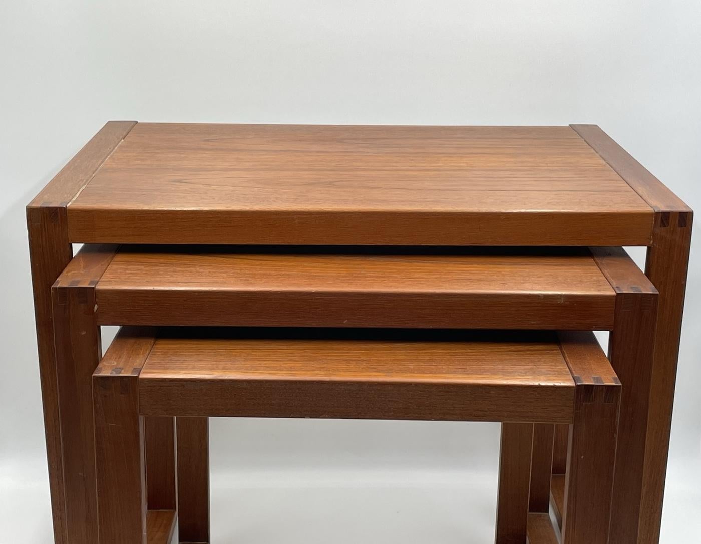 Mid-20th Century Set of Three Danish Modern Teak Nesting Tables by Vi-Ma Mobler For Sale