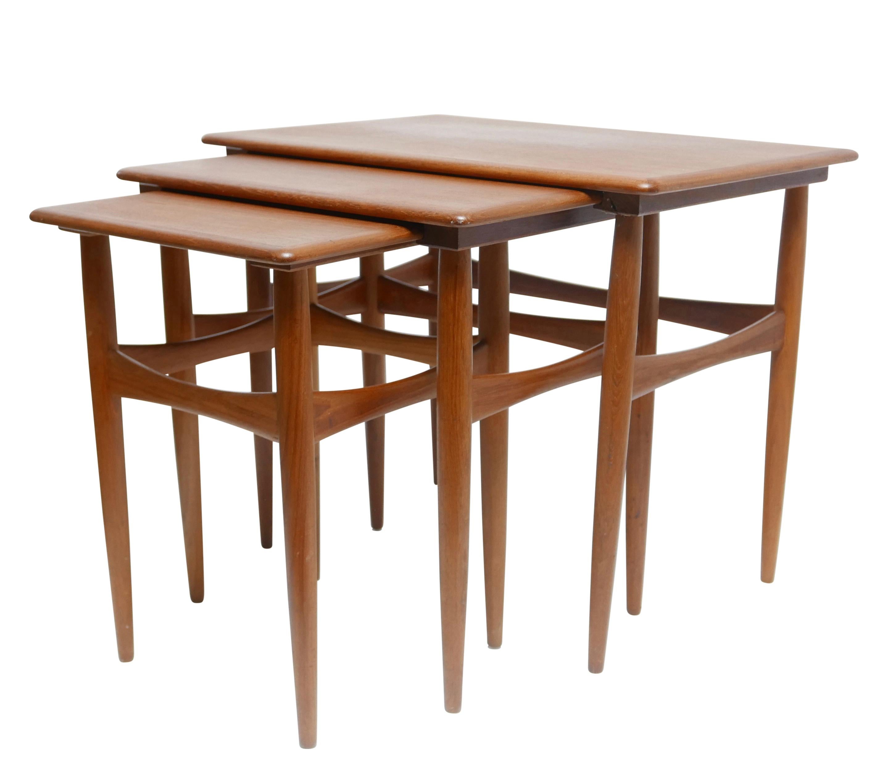 Danish modern style graduated nesting tables with rounded corners and tapering circular legs. Denmark, circa 1980.
Measures: Height 19