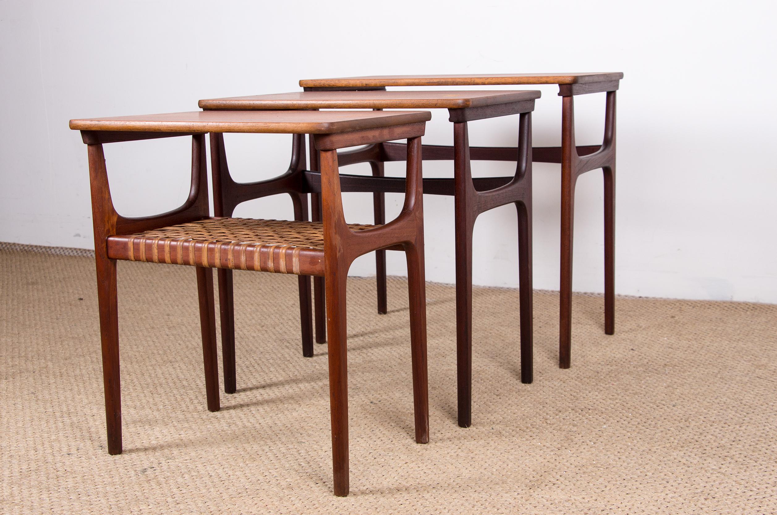 Schöne skandinavische Beistelltische. Sie passen platzsparend ineinander. Der kleinste Tisch hat eine kleine Rohrplatte. Sehr elegant und schön gearbeitet.

Designer: Erling Torvits
Hersteller: Heltborg Mobler
Herkunft: Dänemark
Zeitraum: