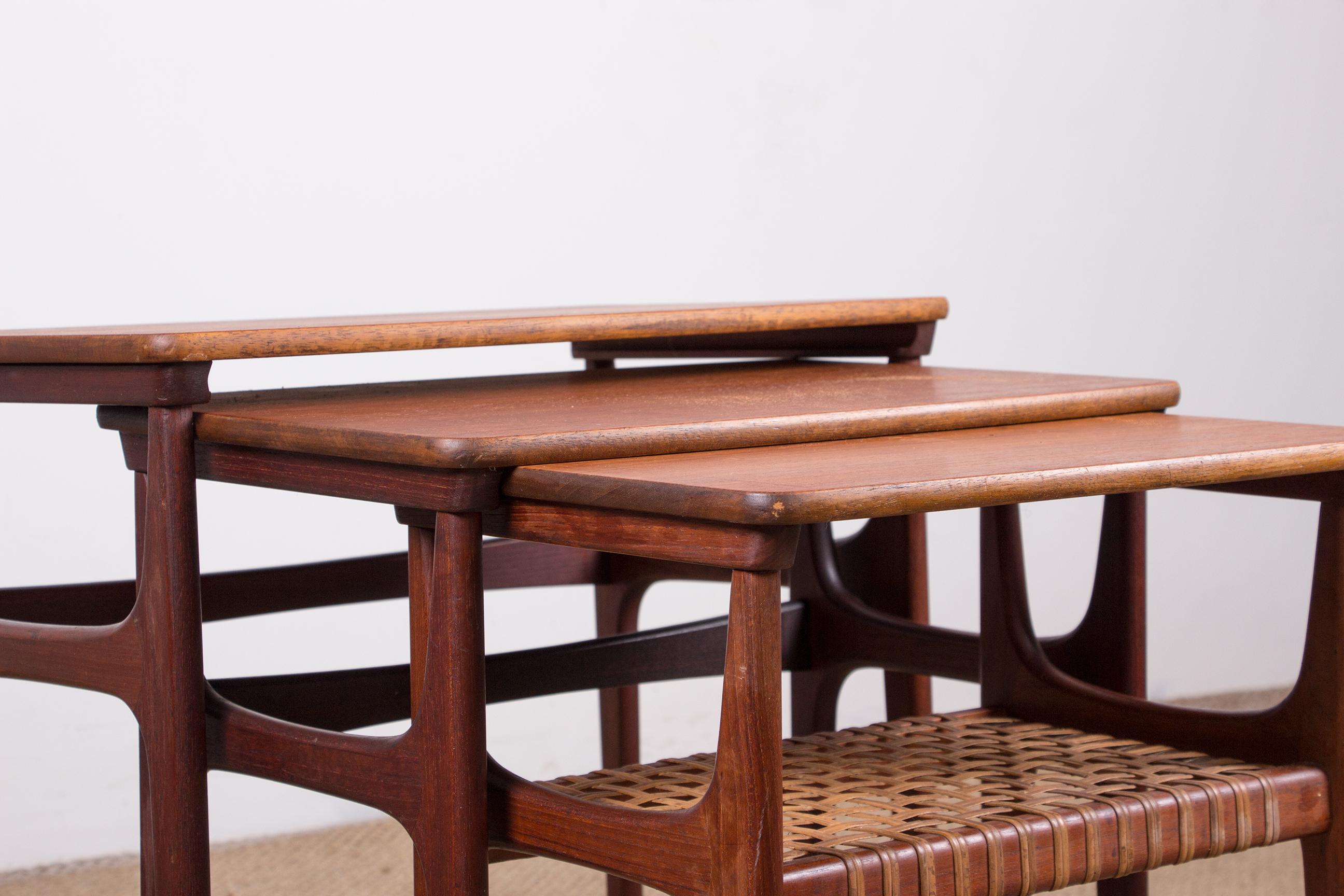 Satz von drei dänischen Nisttischen aus Teakholz und Caning von Erling Torvits 1960. (Mitte des 20. Jahrhunderts) im Angebot