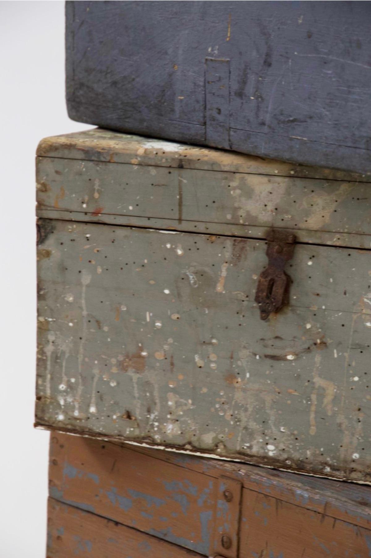 Début du 20ème siècle Ensemble de trois boîtes décoratives en bois rustiques et chics en vente