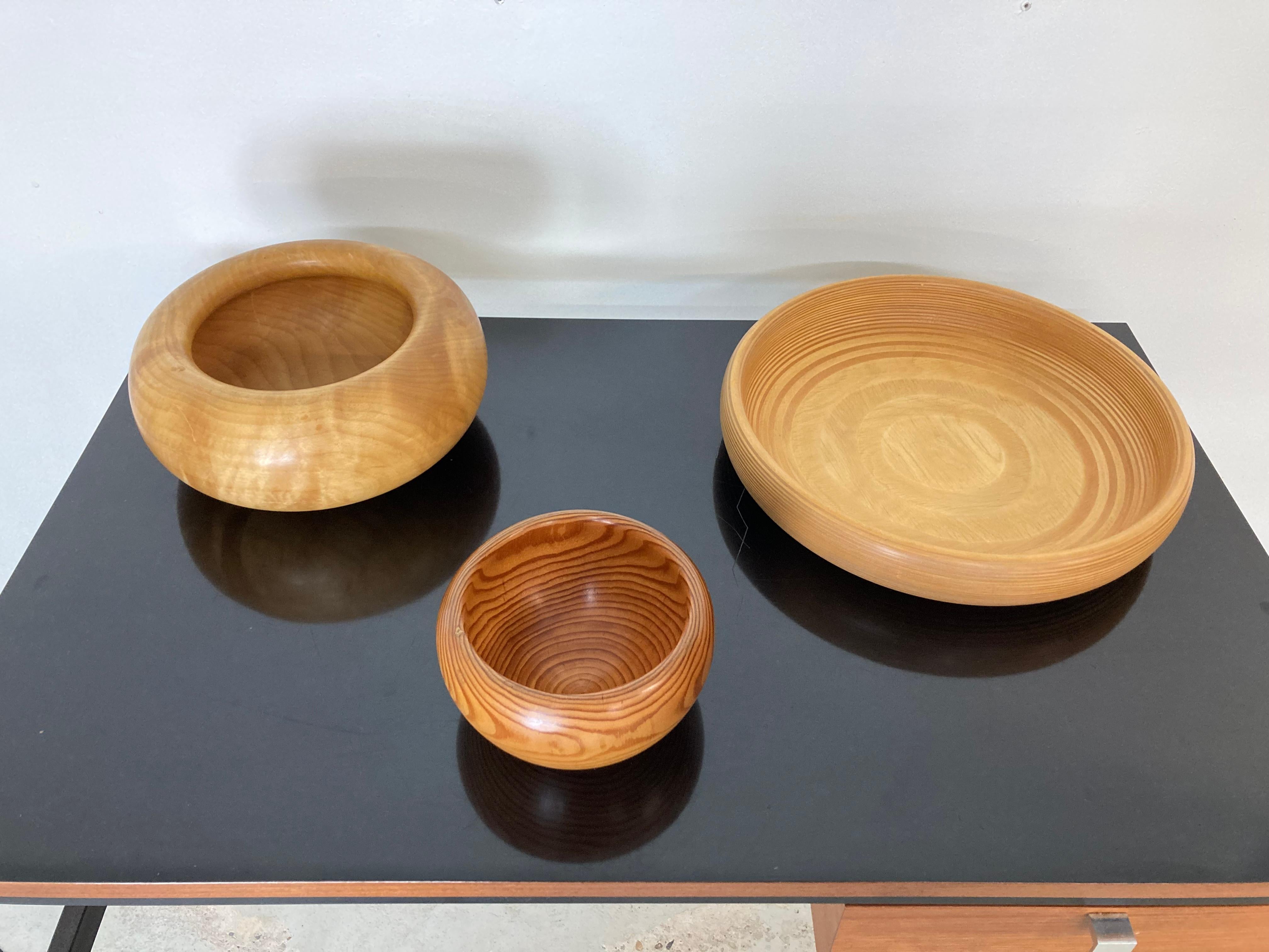 Set of three decorative wood dishes by designer Martti Hyppanen.

Made in Finland.

Two dishes in sculpted solid wood, one dish in sculpted plywood.

Marked accordingly.

Measurements:
Large D 40 x H 7.5 cm
Medium D 30 x H 13 cm
Small D