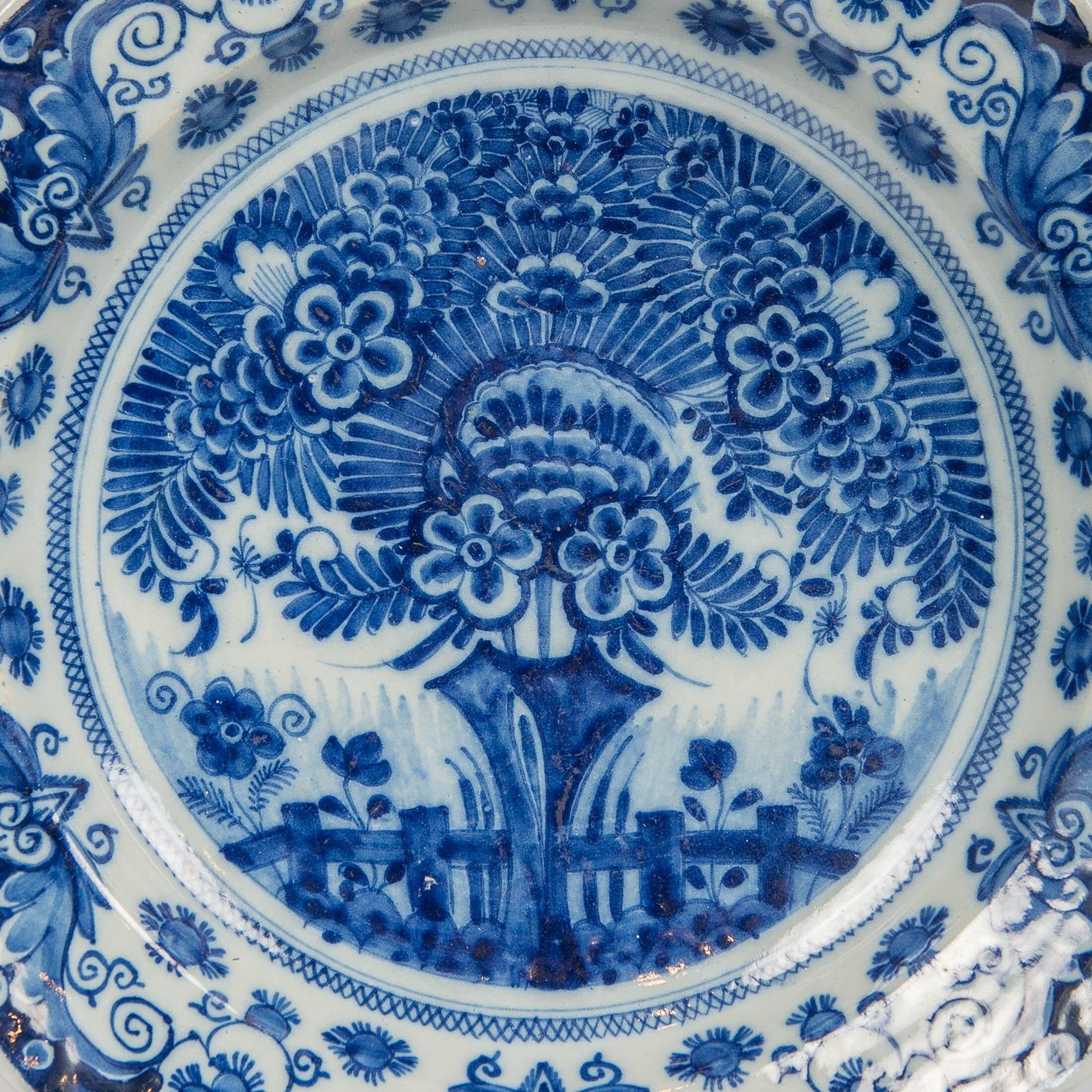 Satz von drei Delft Blau und Weiß Theeboom Muster Chargers 18. Jahrhundert (Rokoko) im Angebot