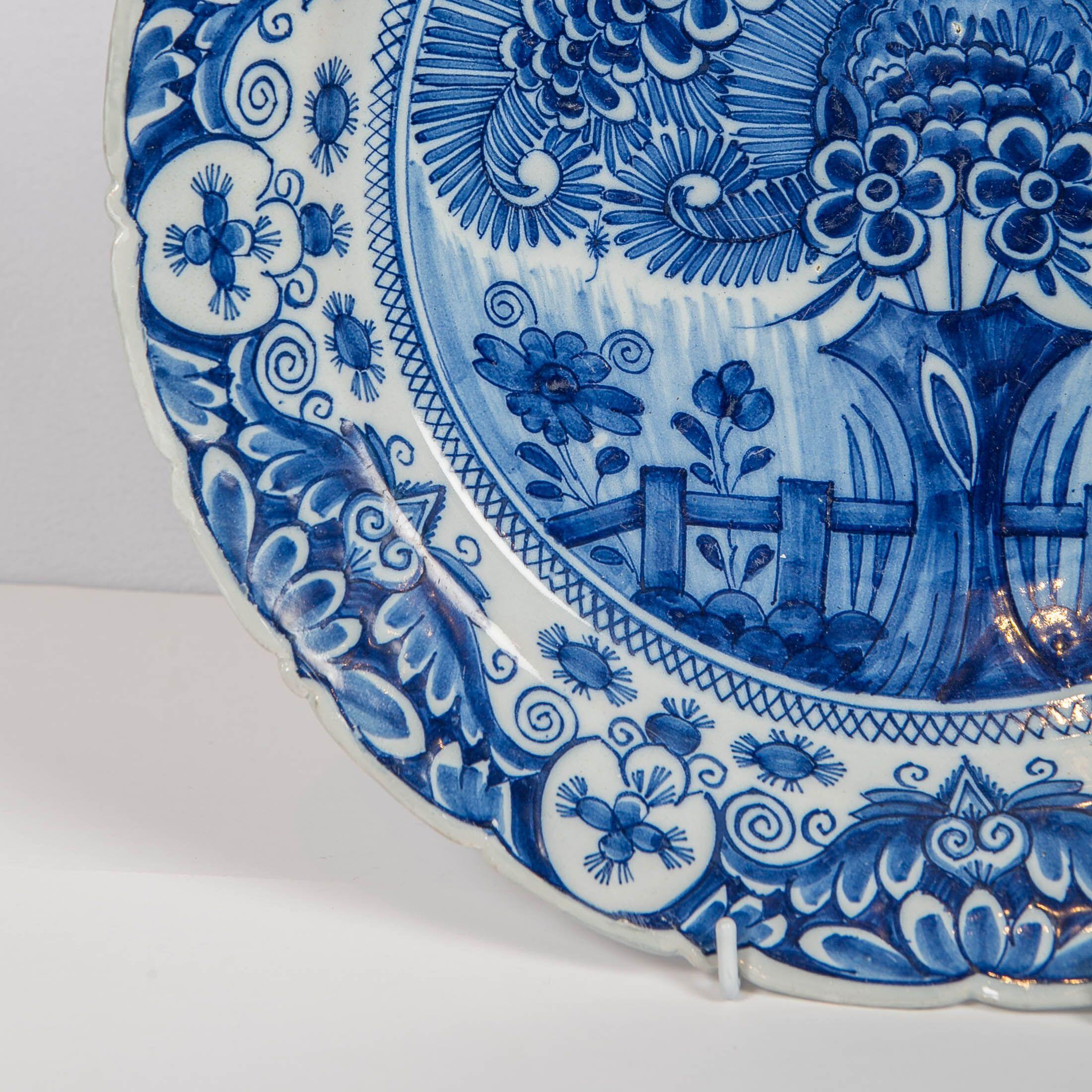 Peint à la main Ensemble de trois chargeurs de Delft bleu et blanc à motif Theeboom 18ème siècle en vente