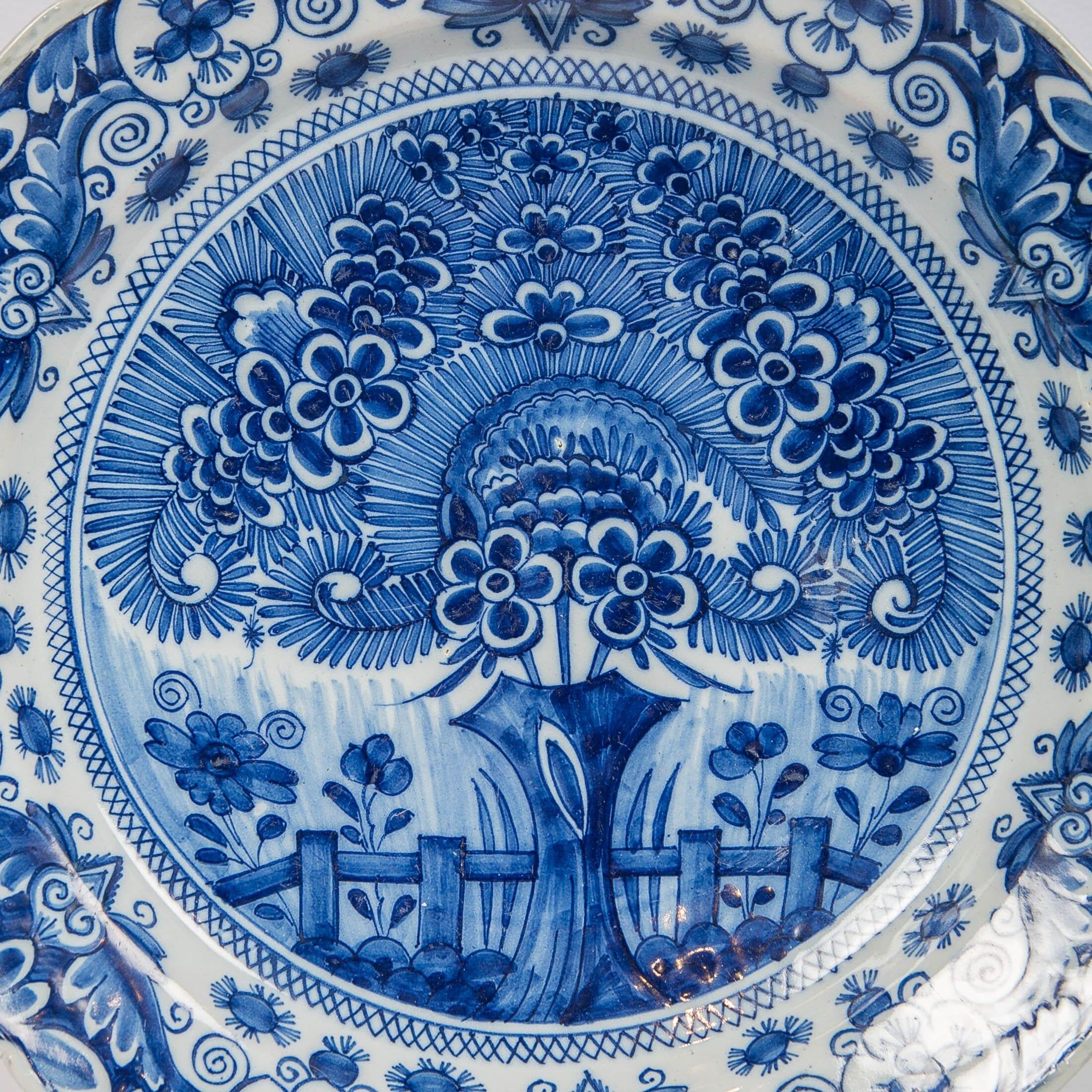 XVIIIe siècle Ensemble de trois chargeurs de Delft bleu et blanc à motif Theeboom 18ème siècle en vente