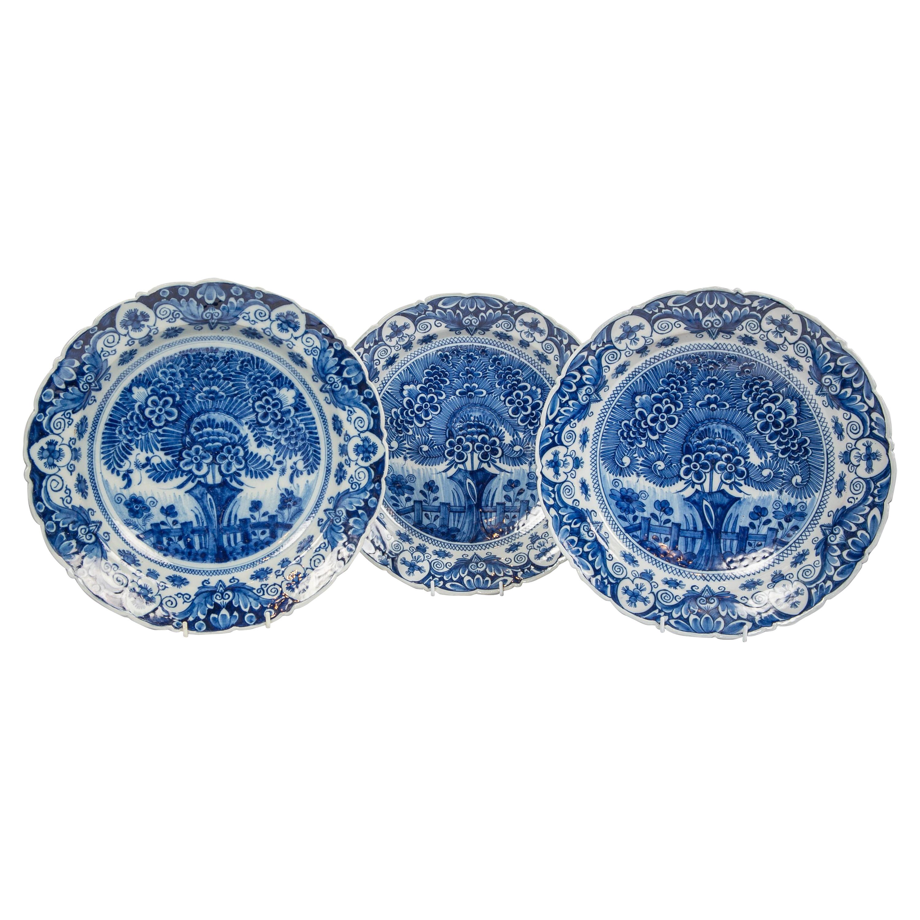 Set of Three Delft Blue and White Theeboom Pattern Chargers