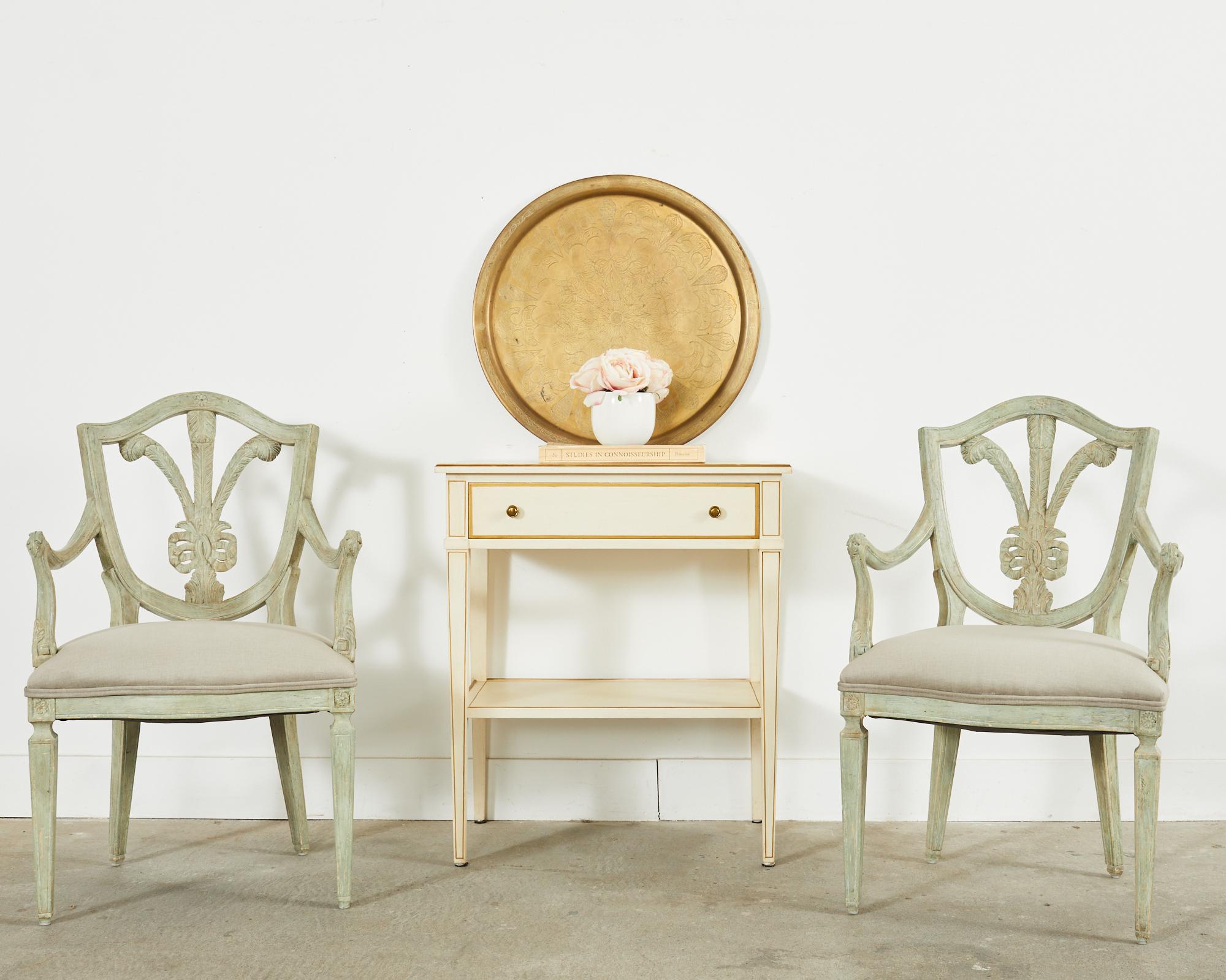 Ensemble distinctif de trois fauteuils de salle à manger conçus par Dennis & Leen Hollywood, CA. Connues sous le nom de chaises Brandelli, elles se caractérisent par un cadre sculpté décoré dans le goût de George III, avec un dossier en bouclier