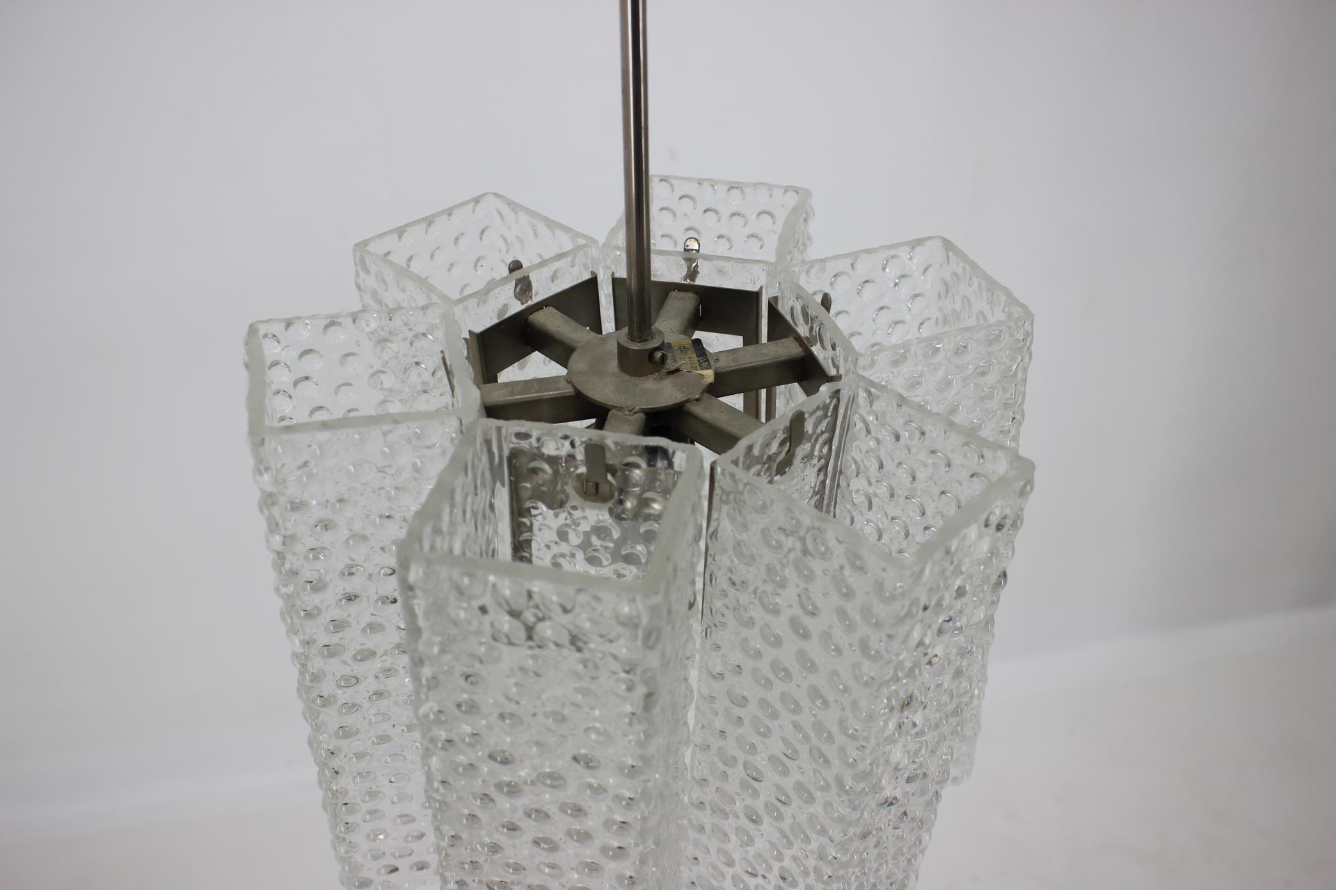 Vetro Set di tre pendenti in vetro e cromo di design del Medioevo, anni '60 in vendita