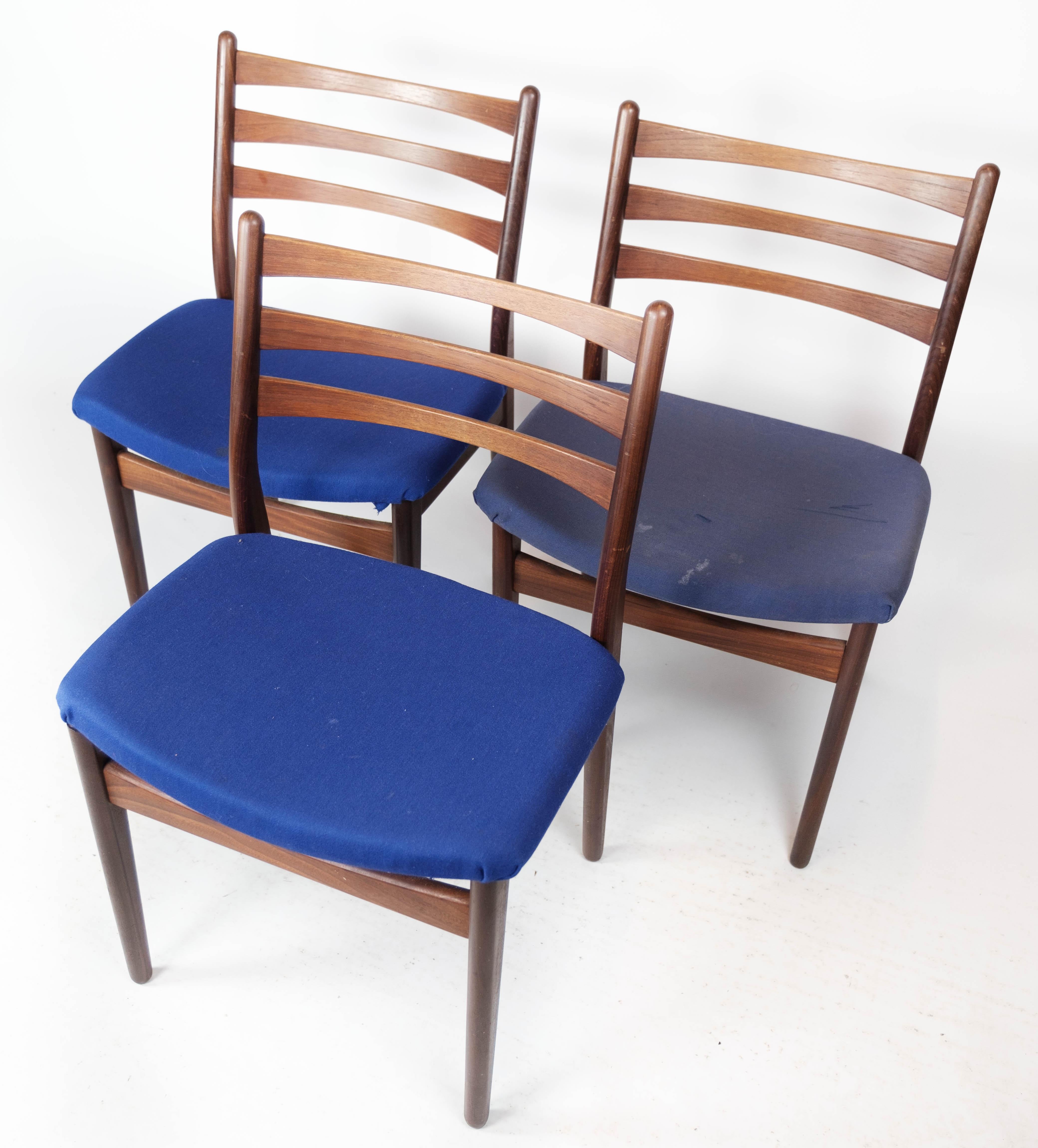 Set of three dining room chairs in teak and dark blue upholstery of Danish design from the 1960s. The chairs can be upholstered with optional fabric / leather as desired.