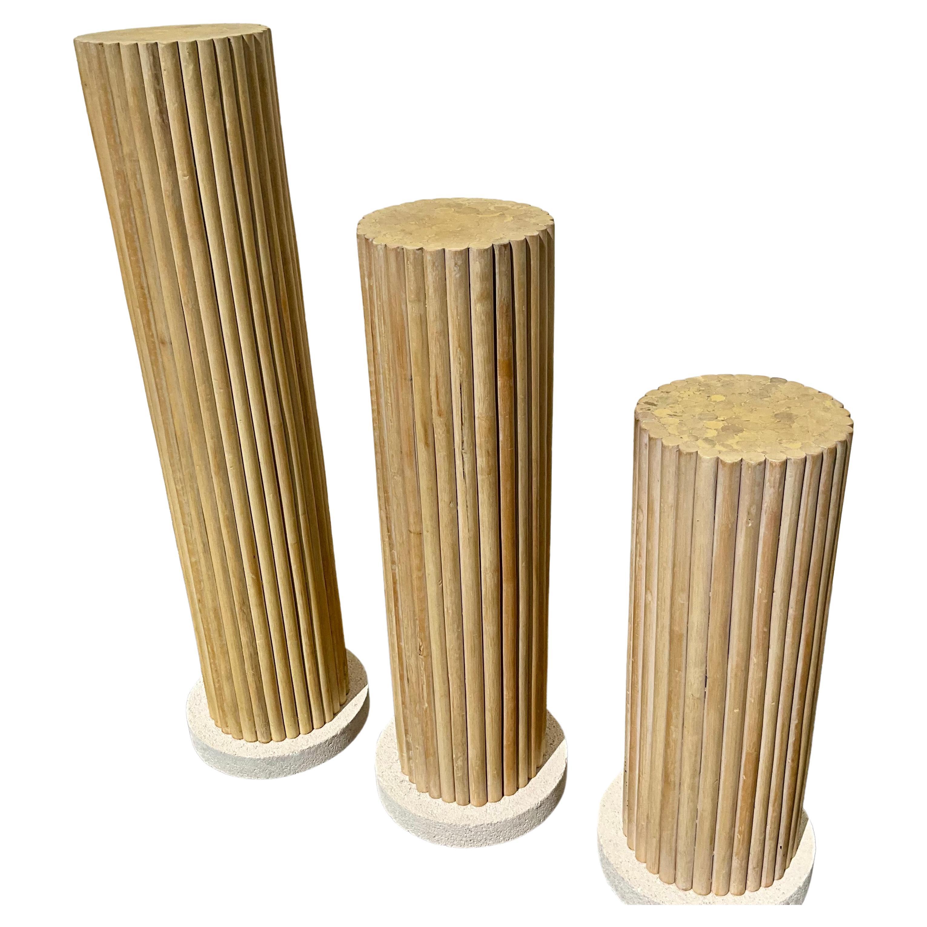 Dieses Set aus drei Holzdübelsockeln aus den 1980er Jahren ist eine auffällige Ergänzung für jede Schausammlung. Mit einem scharfen Auge für Ausgewogenheit und Ästhetik entworfen, ruht jeder Sockel auf einem robusten Steinsockel, der sowohl