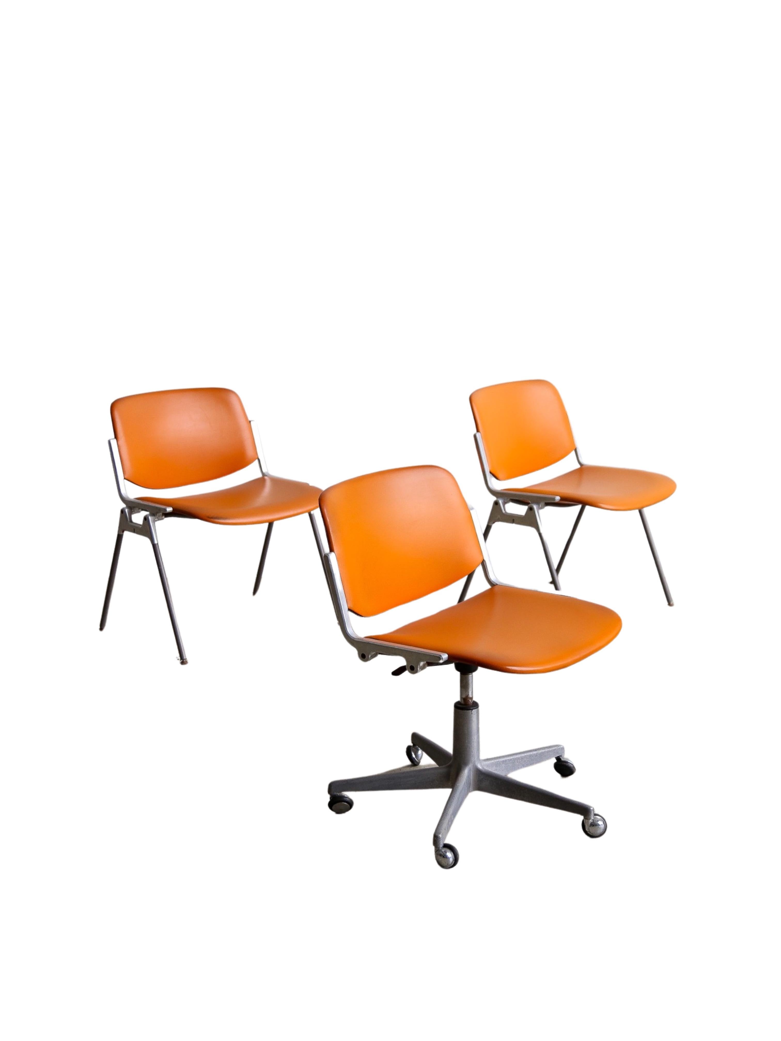Ensemble de trois chaises de bureau DSC 106 de Giancarlo Piretti pour Castelli en vente 1