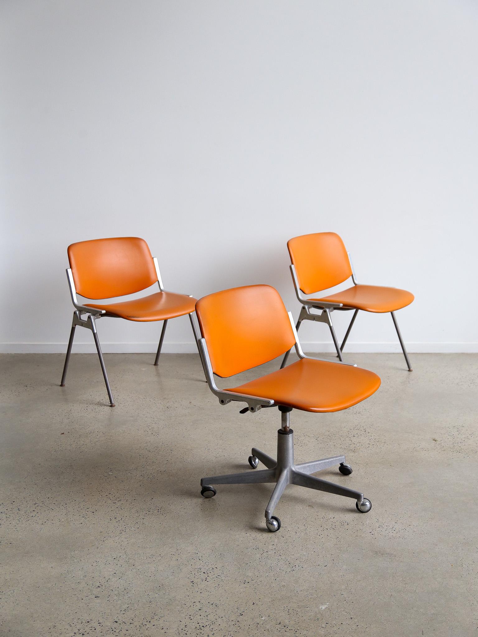 Cet ensemble de deux chaises DSC 106 a été conçu par Giancarlo Piretti pour la société italienne Castelli en 1965. C'est l'un des modèles les plus connus des chaises de la marque et c'est toujours un objet au design innovant et attractif. L'élégante