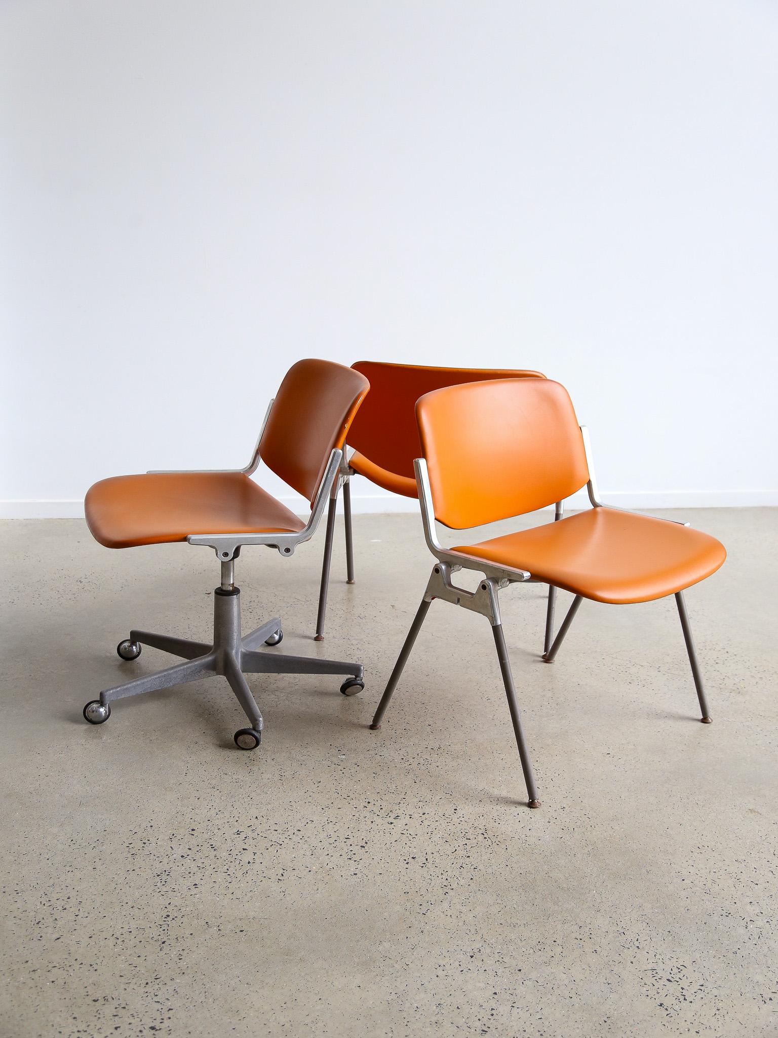 Aluminium Ensemble de trois chaises de bureau DSC 106 de Giancarlo Piretti pour Castelli en vente