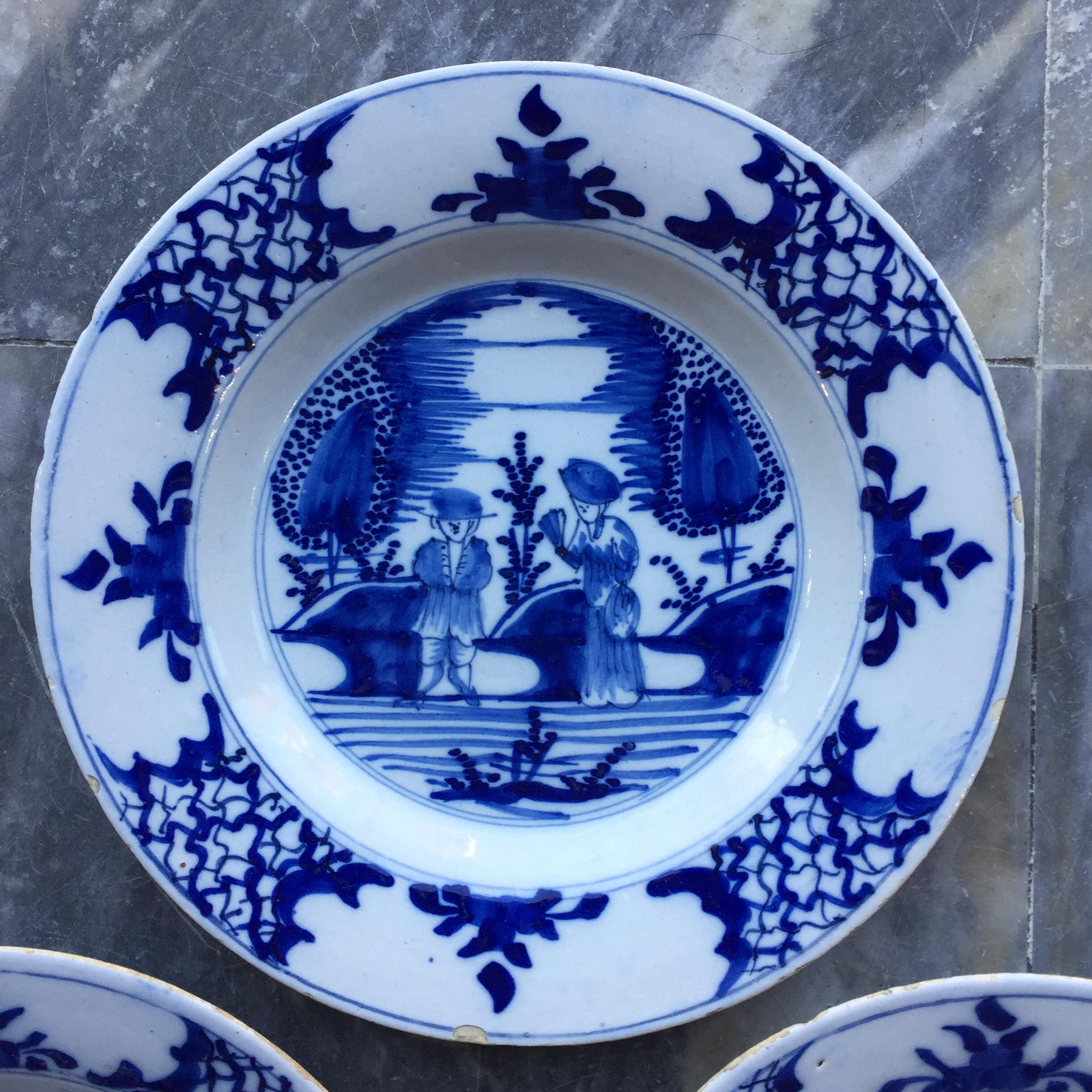 Ville : Delft
Date : seconde moitié du XVIIIe siècle

Un véritable ensemble de trois assiettes Delft hollandaises bleues et blanches. Peint à la main en bleu de cobalt sur un fond blanc émaillé à l'étain, avec le décor d'un couple marié dans un