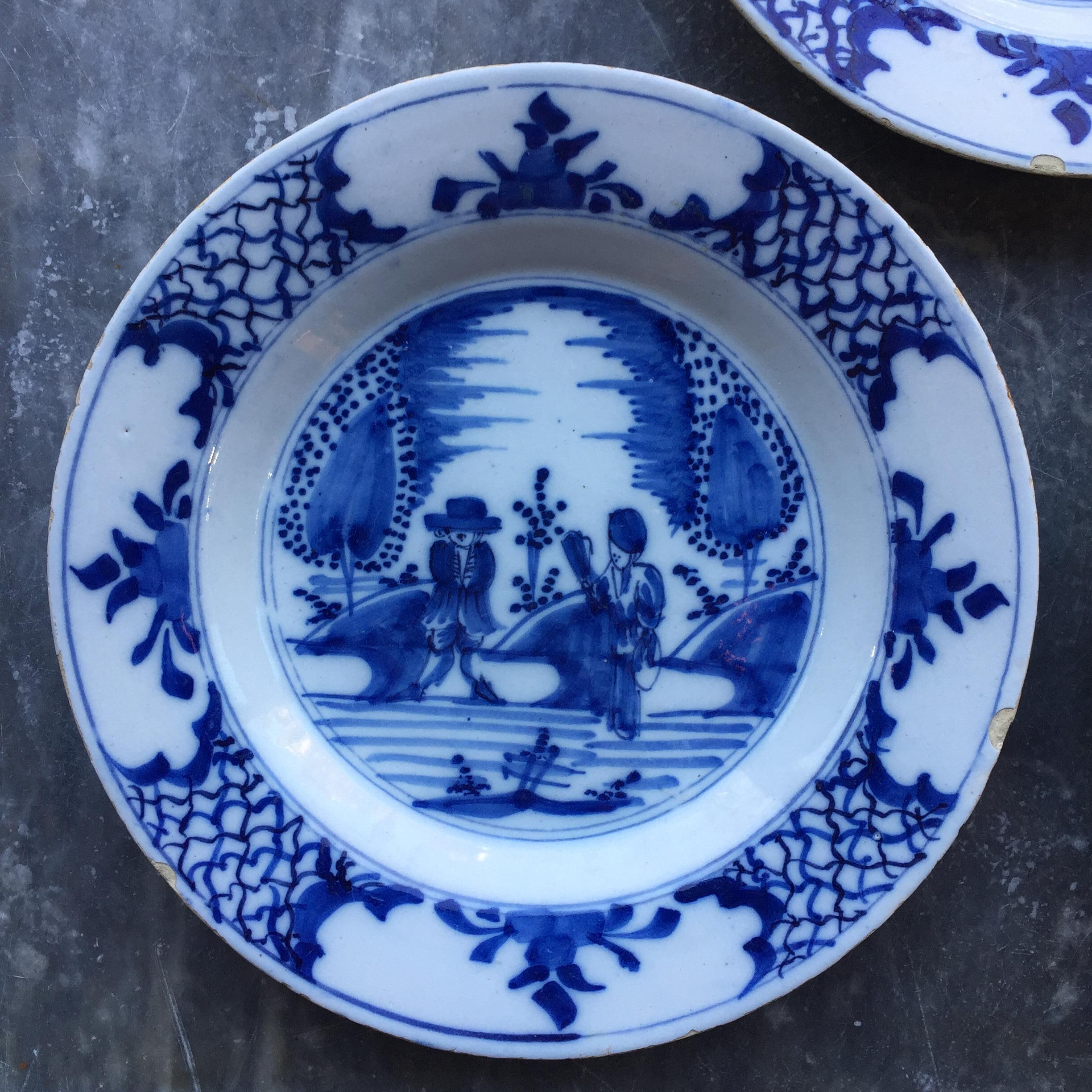 Chinoiseries Ensemble de trois assiettes hollandaises de Delft représentant un couple marié, 18e siècle en vente