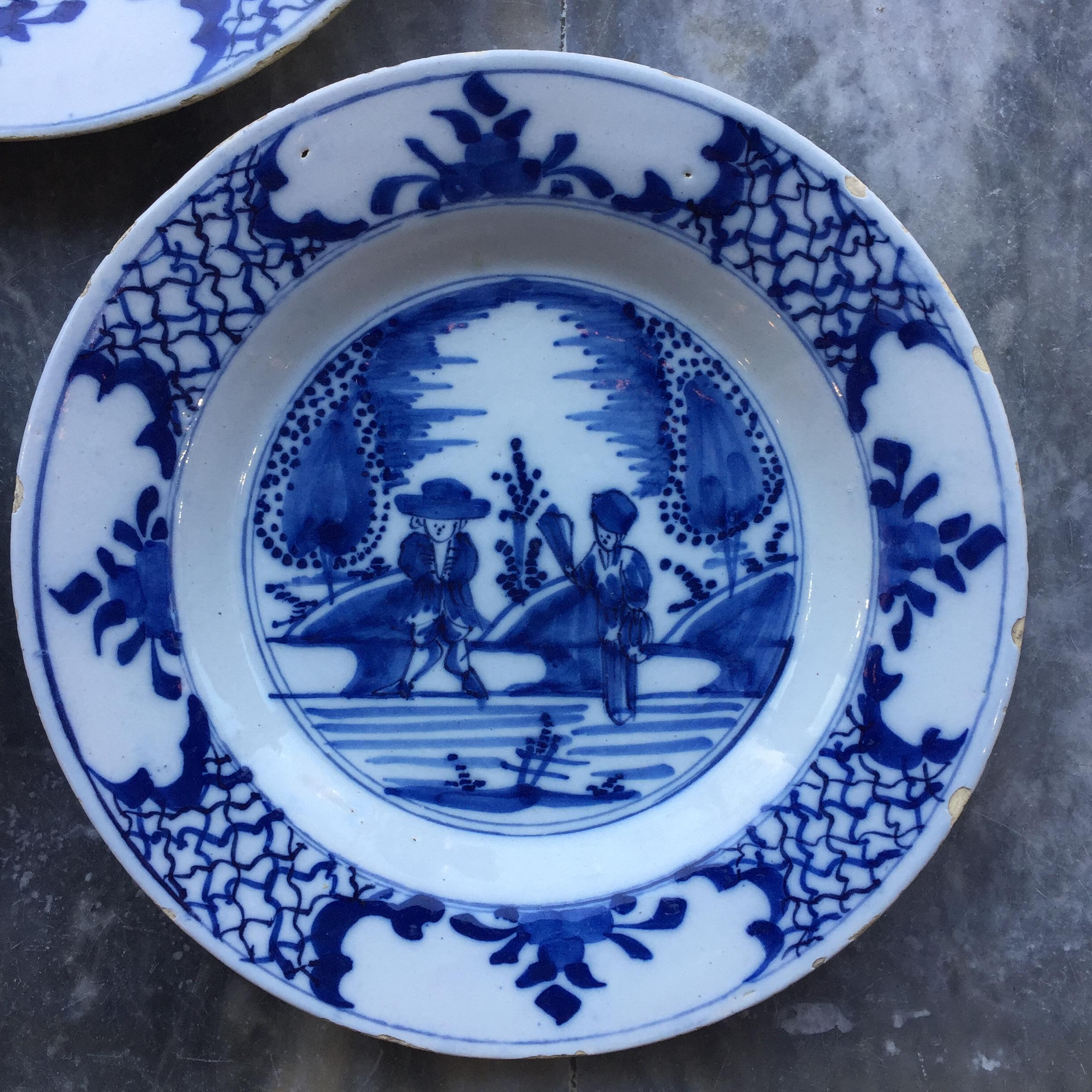 Néerlandais Ensemble de trois assiettes hollandaises de Delft représentant un couple marié, 18e siècle en vente