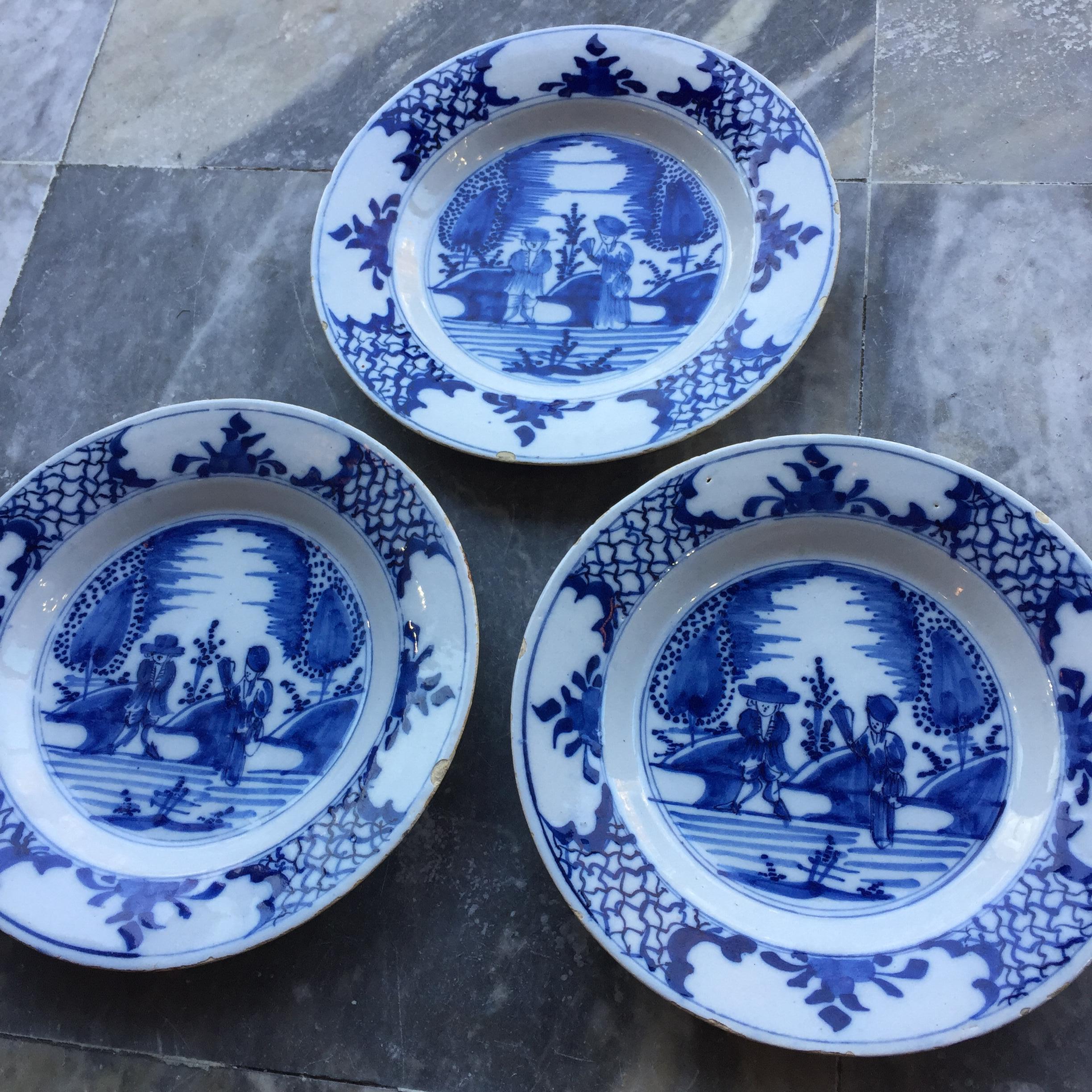 Vernissé Ensemble de trois assiettes hollandaises de Delft représentant un couple marié, 18e siècle en vente