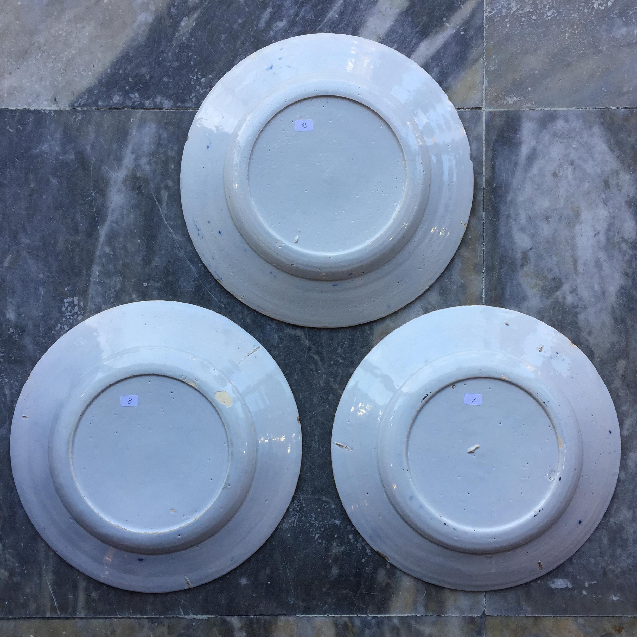 Ensemble de trois assiettes hollandaises de Delft représentant un couple marié, 18e siècle Bon état - En vente à AMSTERDAM, NH