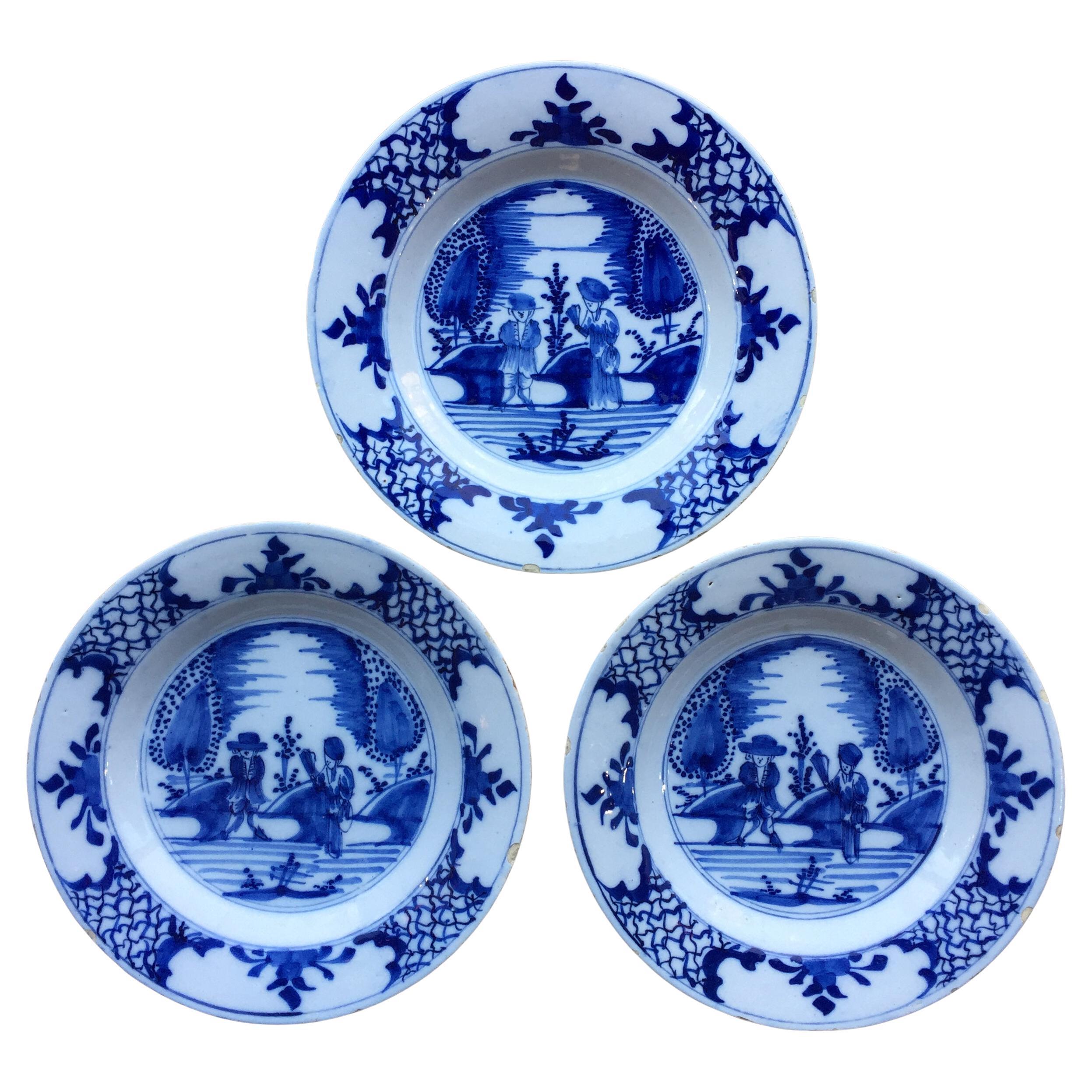 Ensemble de trois assiettes hollandaises de Delft représentant un couple marié, 18e siècle