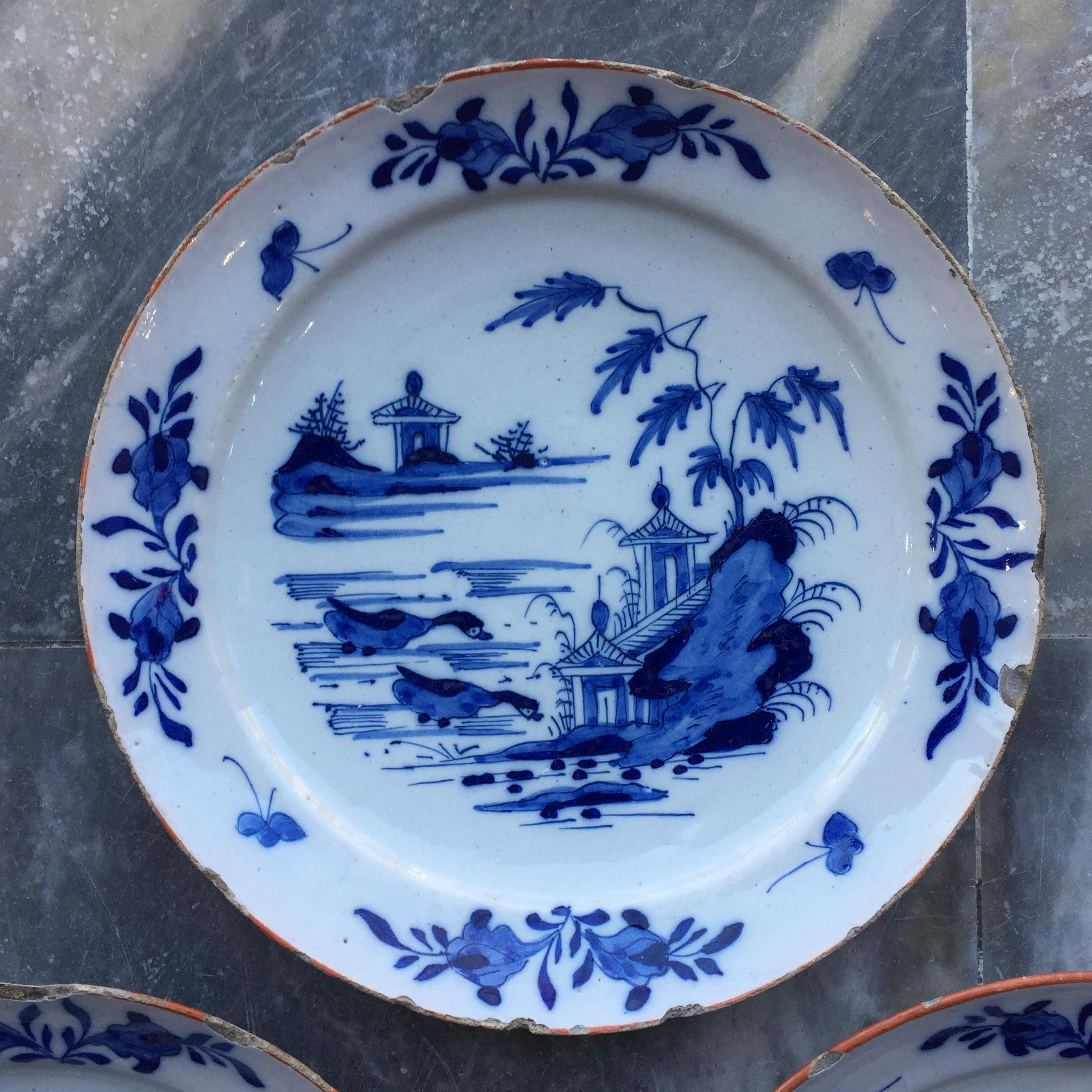Ville : Delft
Date : seconde moitié du XVIIIe siècle

Un véritable ensemble de trois assiettes Delft hollandaises bleues et blanches. Peint à la main en bleu de cobalt sur un fond blanc émaillé à l'étain, avec un paysage de rivière chinoise avec des