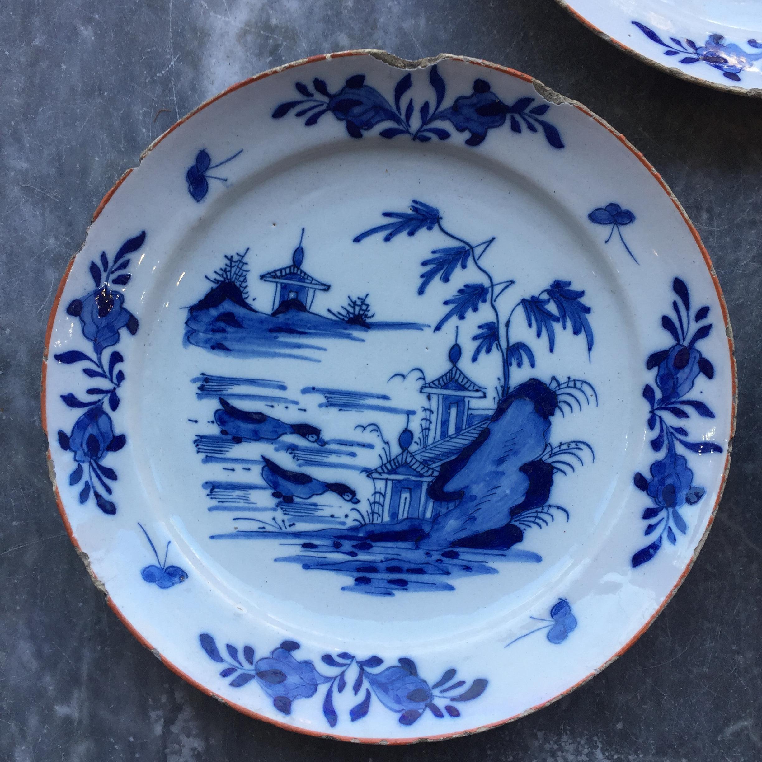 Chinoiseries Ensemble de trois assiettes Delft hollandaises avec scène de jardin et canards, 18e siècle en vente