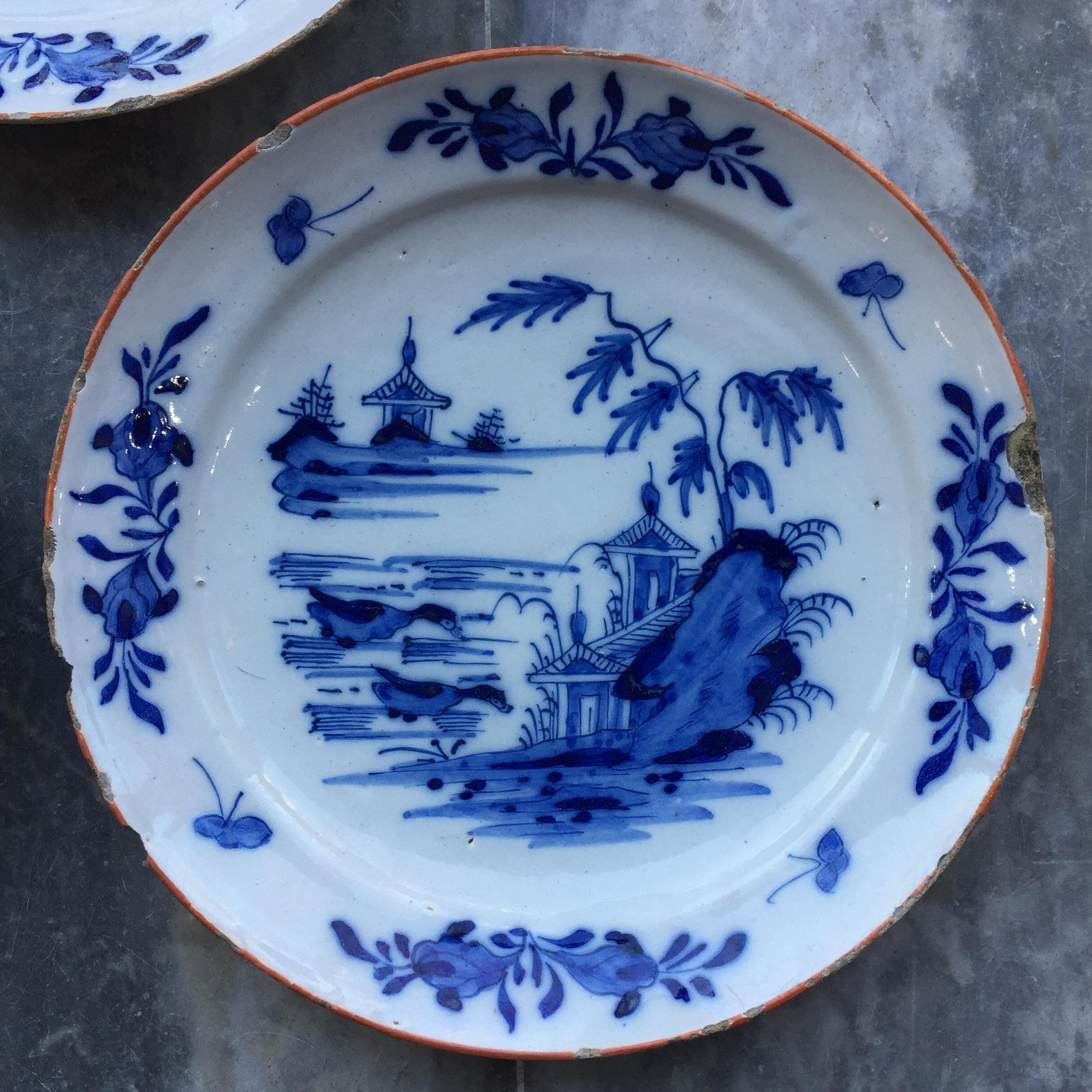 Néerlandais Ensemble de trois assiettes Delft hollandaises avec scène de jardin et canards, 18e siècle en vente