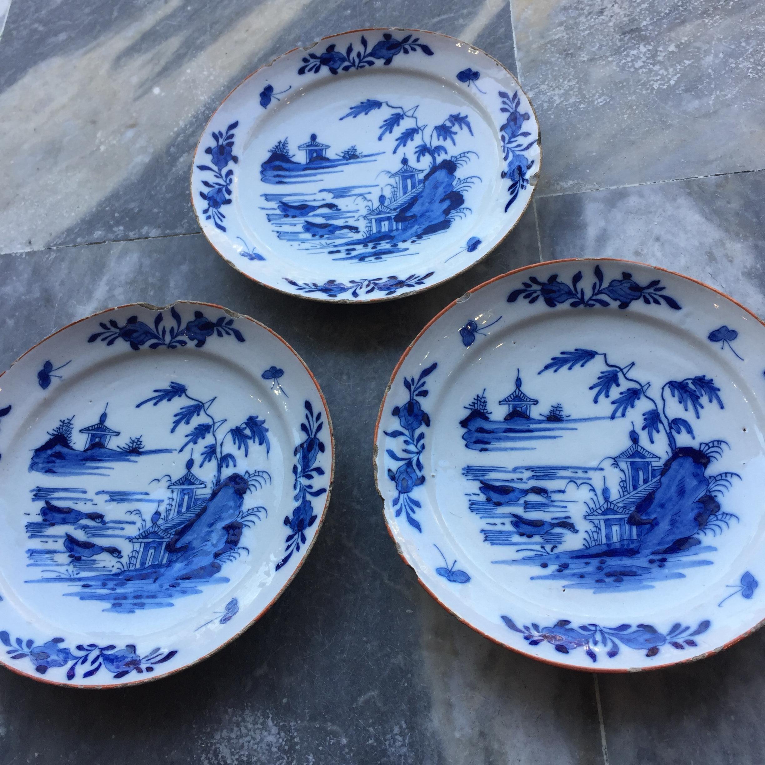 Vernissé Ensemble de trois assiettes Delft hollandaises avec scène de jardin et canards, 18e siècle en vente