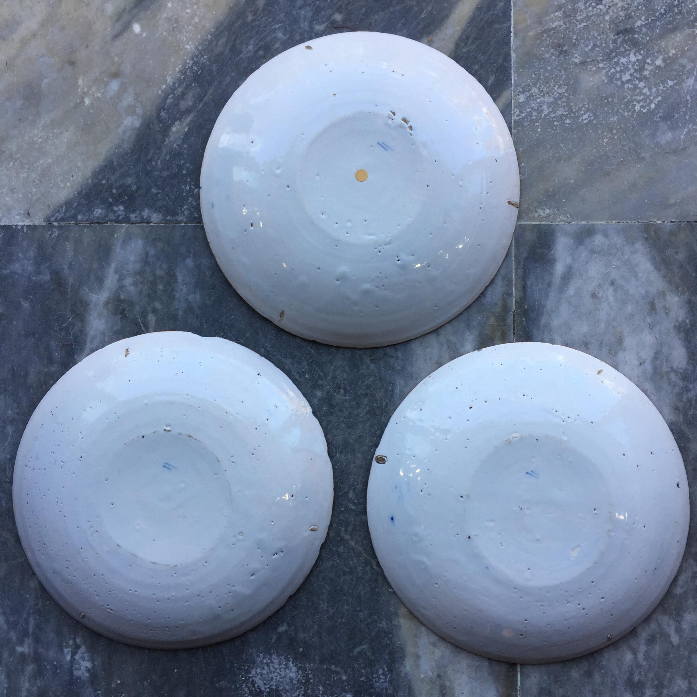 Ensemble de trois assiettes Delft hollandaises avec scène de jardin et canards, 18e siècle Bon état - En vente à AMSTERDAM, NH