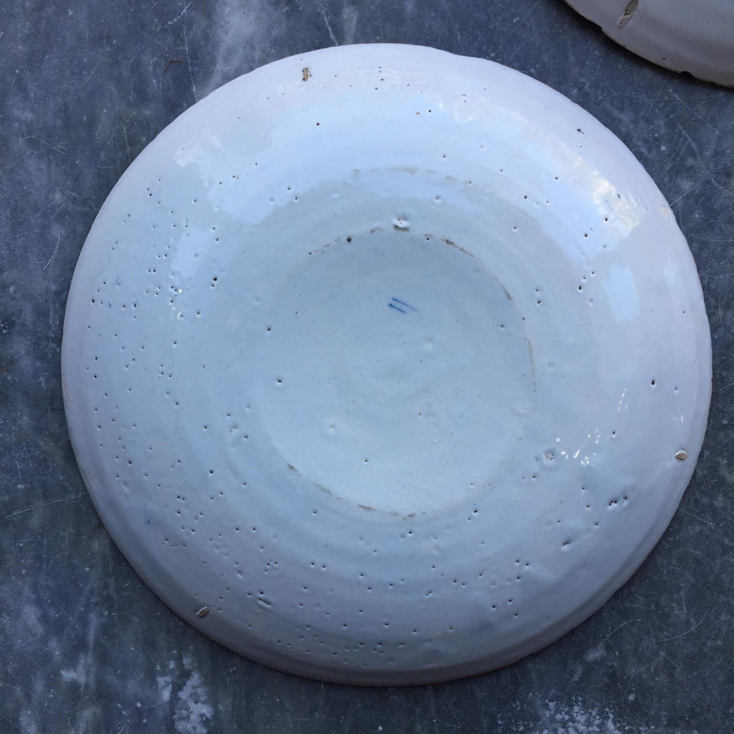 XVIIIe siècle Ensemble de trois assiettes Delft hollandaises avec scène de jardin et canards, 18e siècle en vente