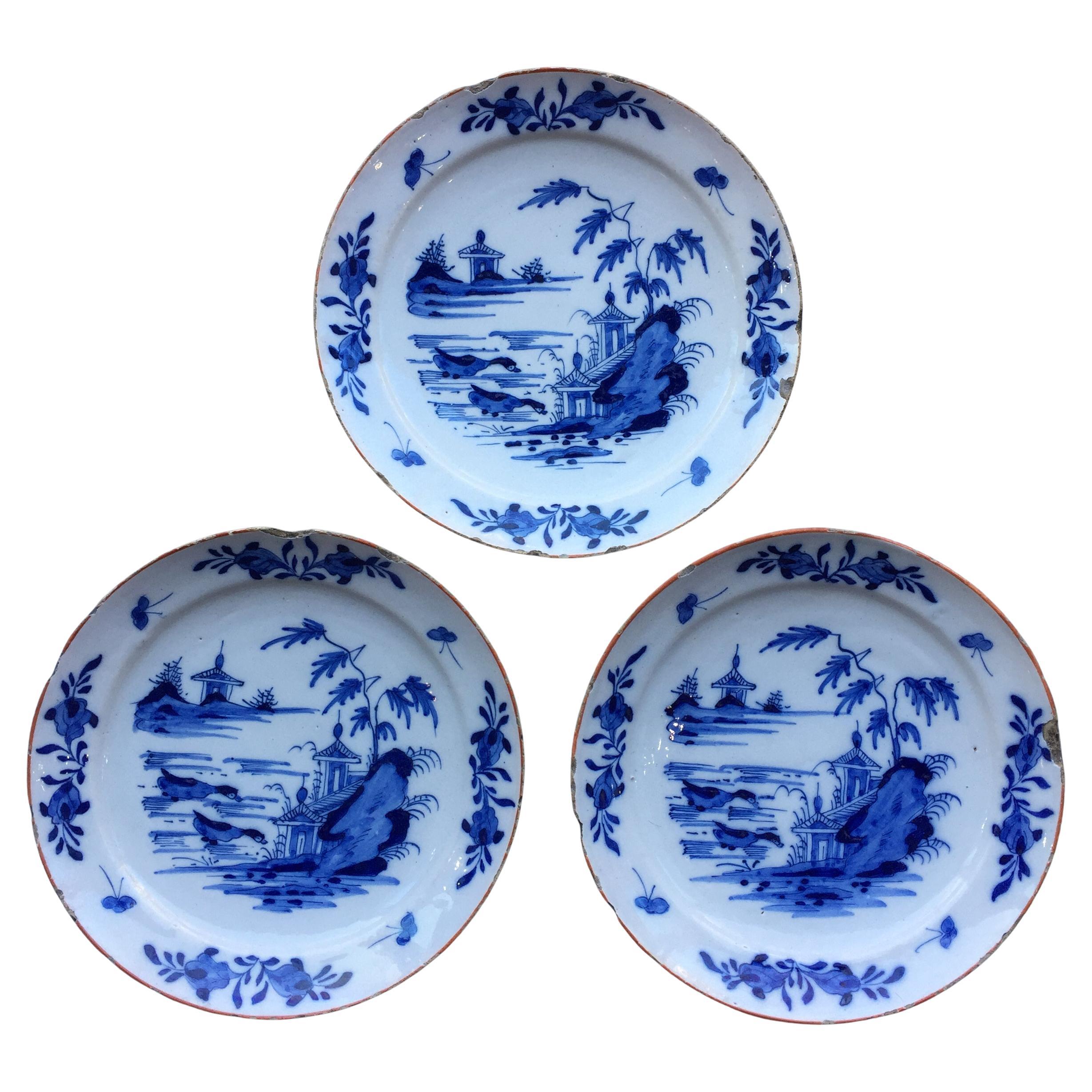 Ensemble de trois assiettes Delft hollandaises avec scène de jardin et canards, 18e siècle en vente