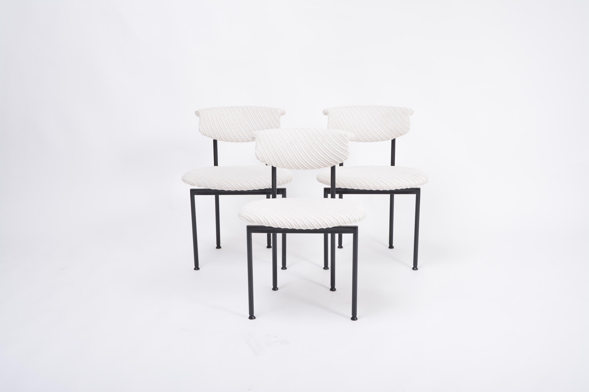 Satz von drei Esszimmerstühlen, Modell alpha aus der Serie Meander, entworfen von Rudolf Wolf. Hergestellt von Meander (Niederlande) in den 1960er Jahren. Schwarz lackierte Stahlstruktur. Die Stühle wurden mit einem weißen, strukturierten Stoff neu