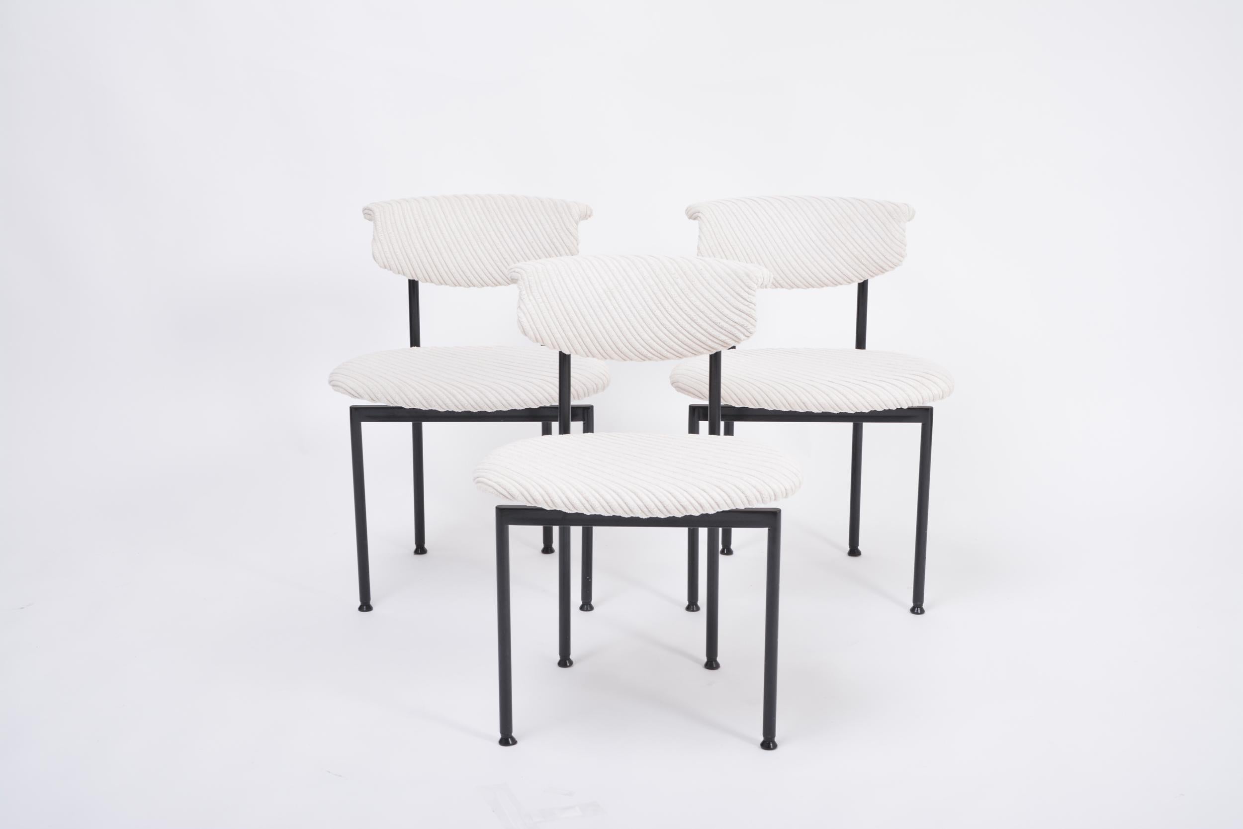 Mid-Century moderno Set di tre sedie Alpha olandesi rivestite di bianco disegnate da Rudolf Wolf in vendita