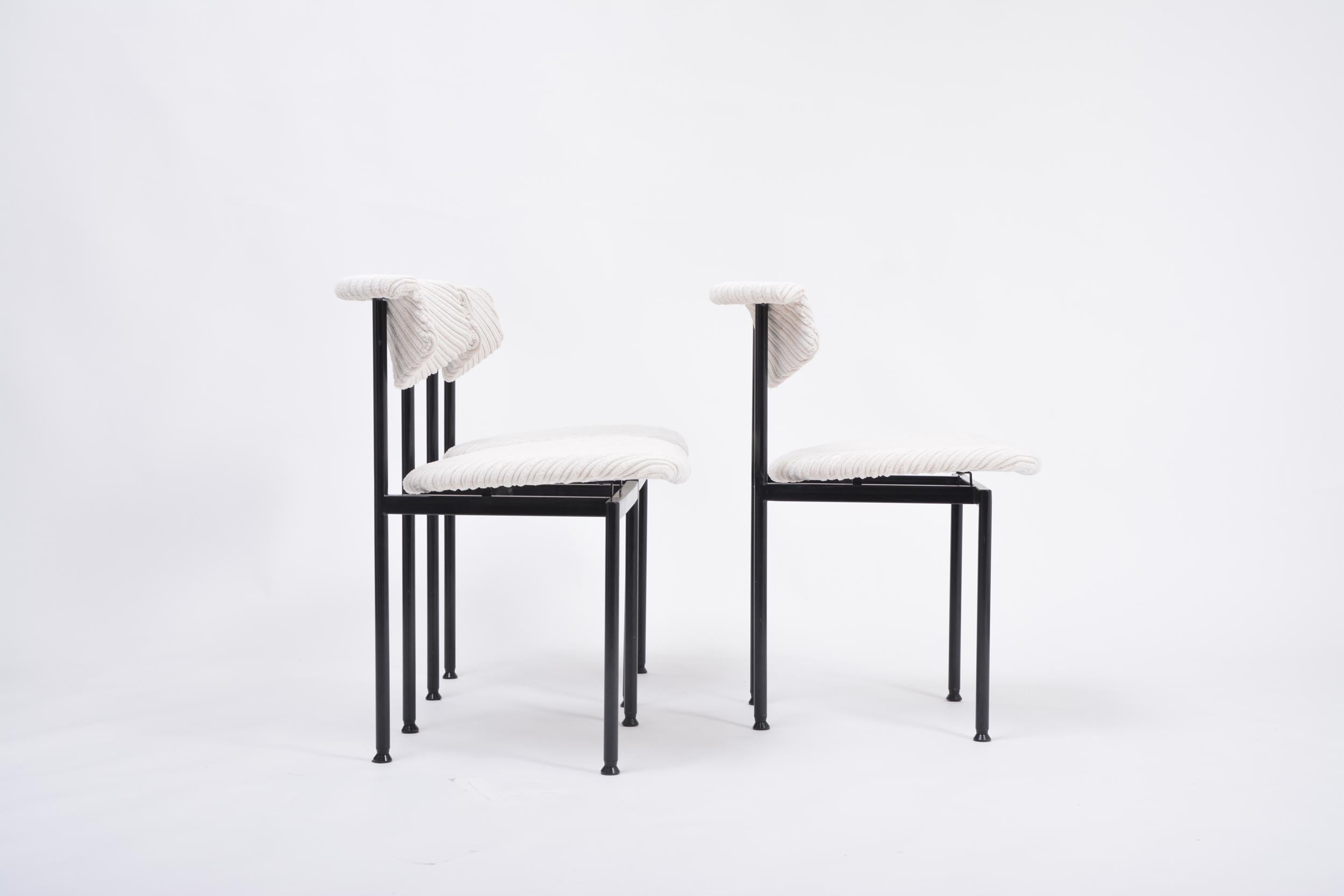 Satz von drei weißen niederländischen, neu gepolsterten Alpha-Stühlen, entworfen von Rudolf Wolf (Niederländisch) im Angebot